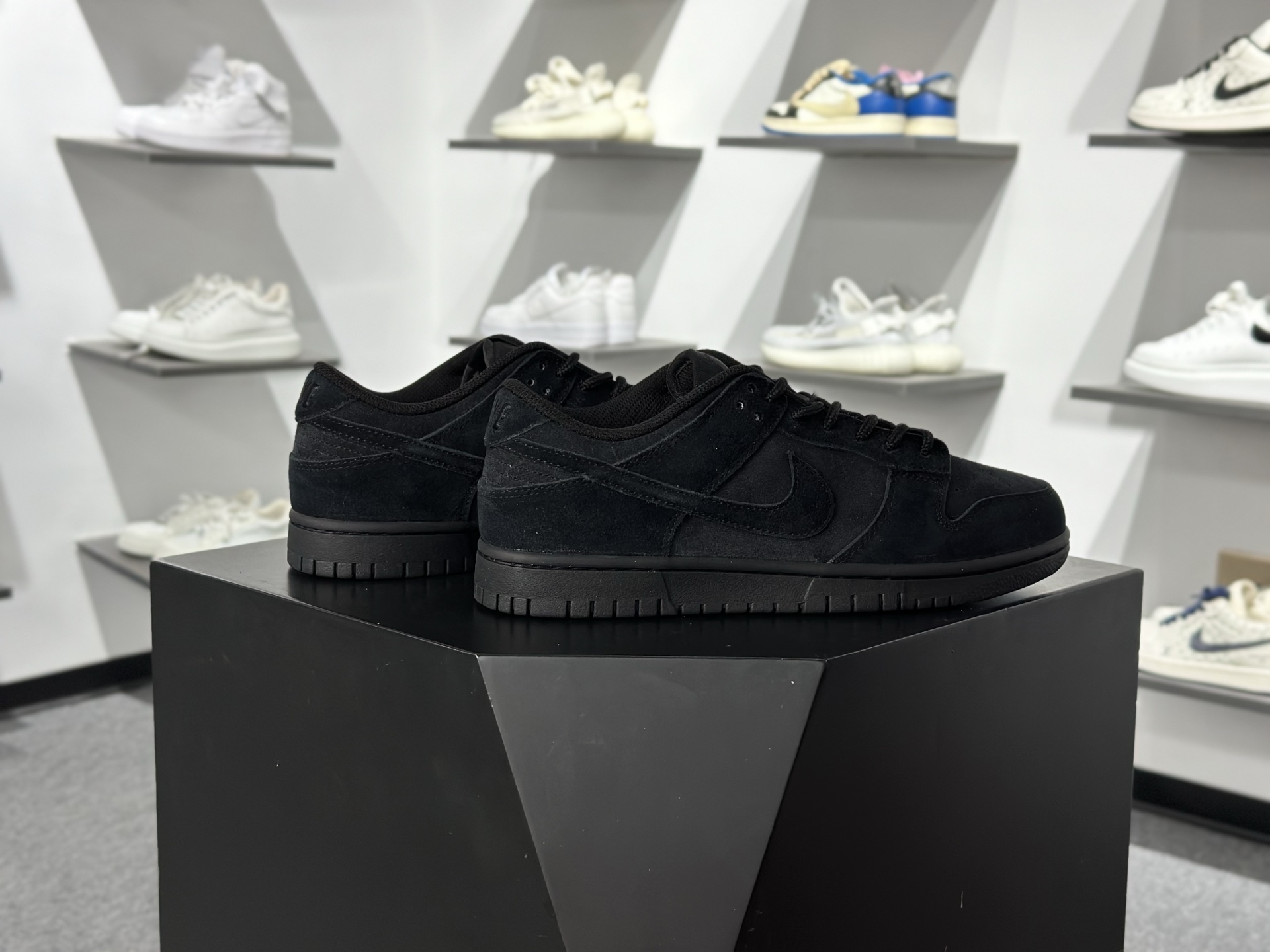 NIKE SB Dunk Low 纯黑绒毛 性价比天花板 极力推荐 IB6651-001-Chinese wholesaler seller Clothes Bags handbags wholesale Shoes High Quatity wholesaler seller Cheap Sneakers from China Factory Chinese suppliers china wholesale clothing wholesaler seller NIKE SB Dunk Low 纯黑绒毛 性价比天花板 极力推荐 IB6651-001