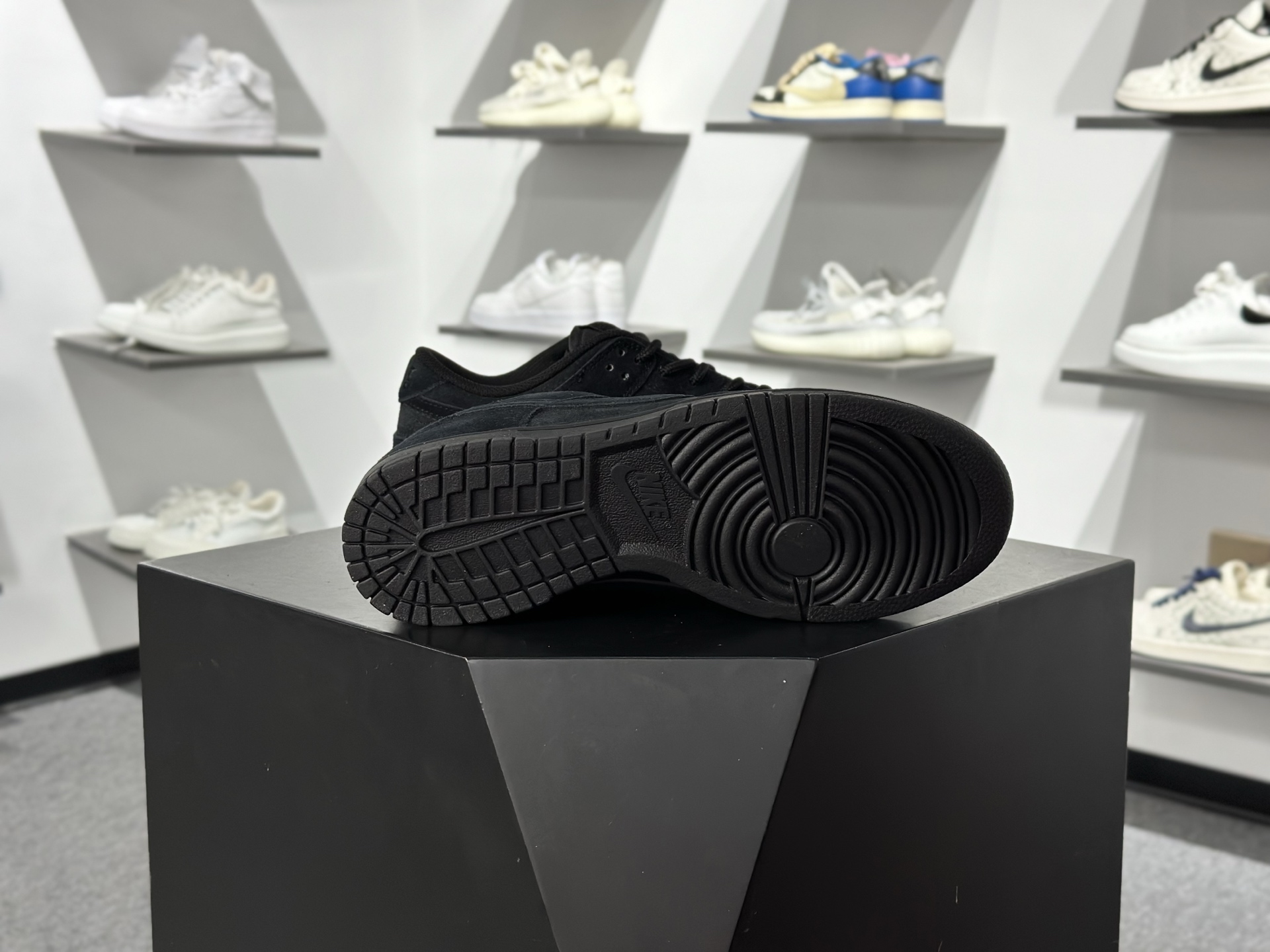 NIKE SB Dunk Low 纯黑绒毛 性价比天花板 极力推荐 IB6651-001-Chinese wholesaler seller Clothes Bags handbags wholesale Shoes High Quatity wholesaler seller Cheap Sneakers from China Factory Chinese suppliers china wholesale clothing wholesaler seller NIKE SB Dunk Low 纯黑绒毛 性价比天花板 极力推荐 IB6651-001