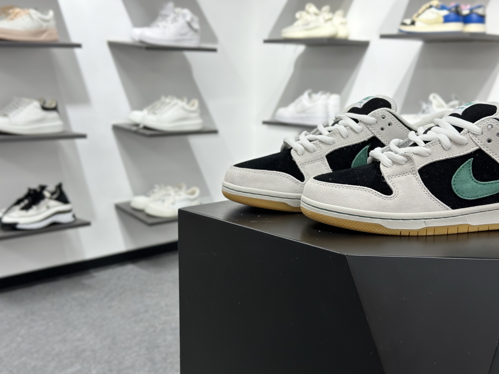 Nike SB Dunk Low 灰绿生胶 HF3704-001