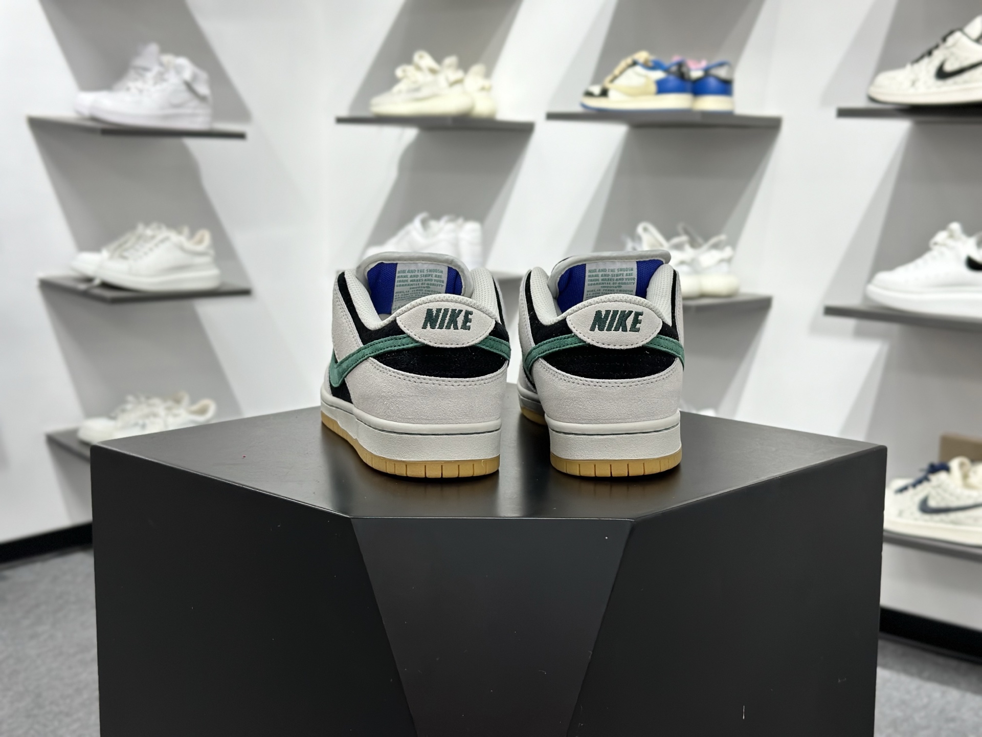 Nike SB Dunk Low 灰绿生胶 HF3704-001
