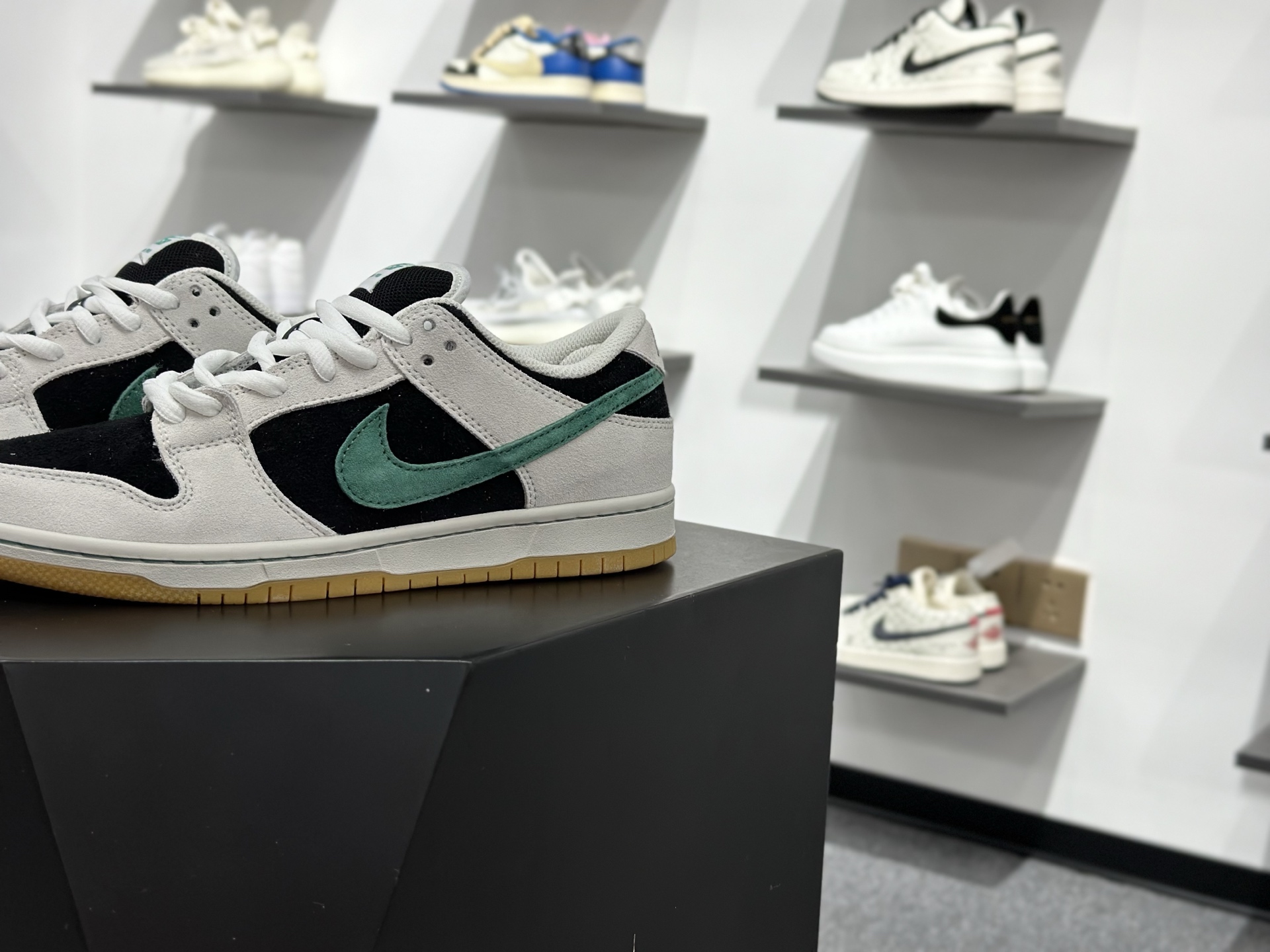 Nike SB Dunk Low 灰绿生胶 HF3704-001