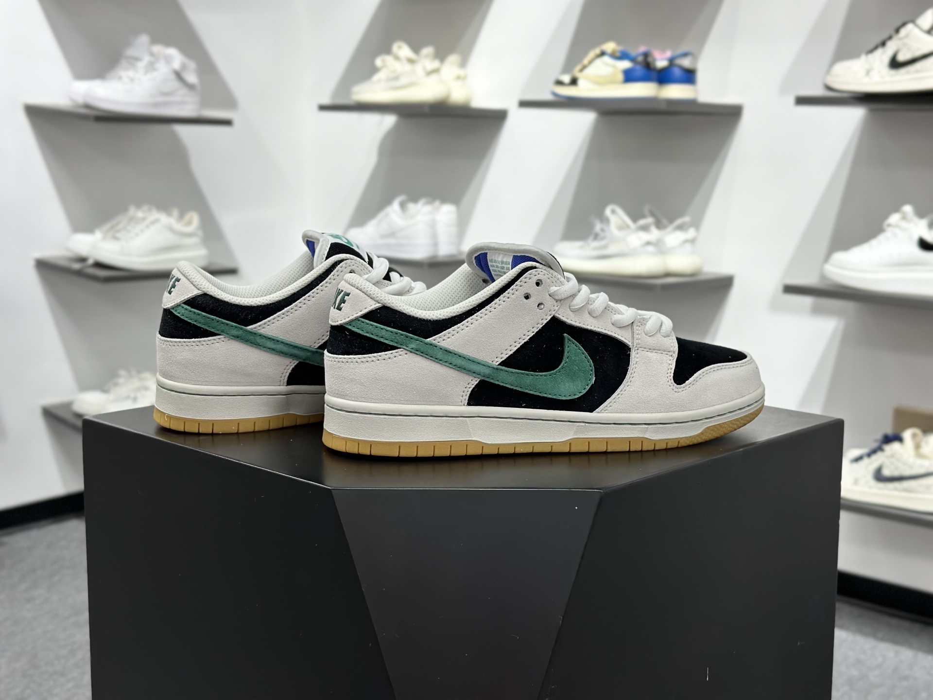Nike SB Dunk Low 灰绿生胶 HF3704-001