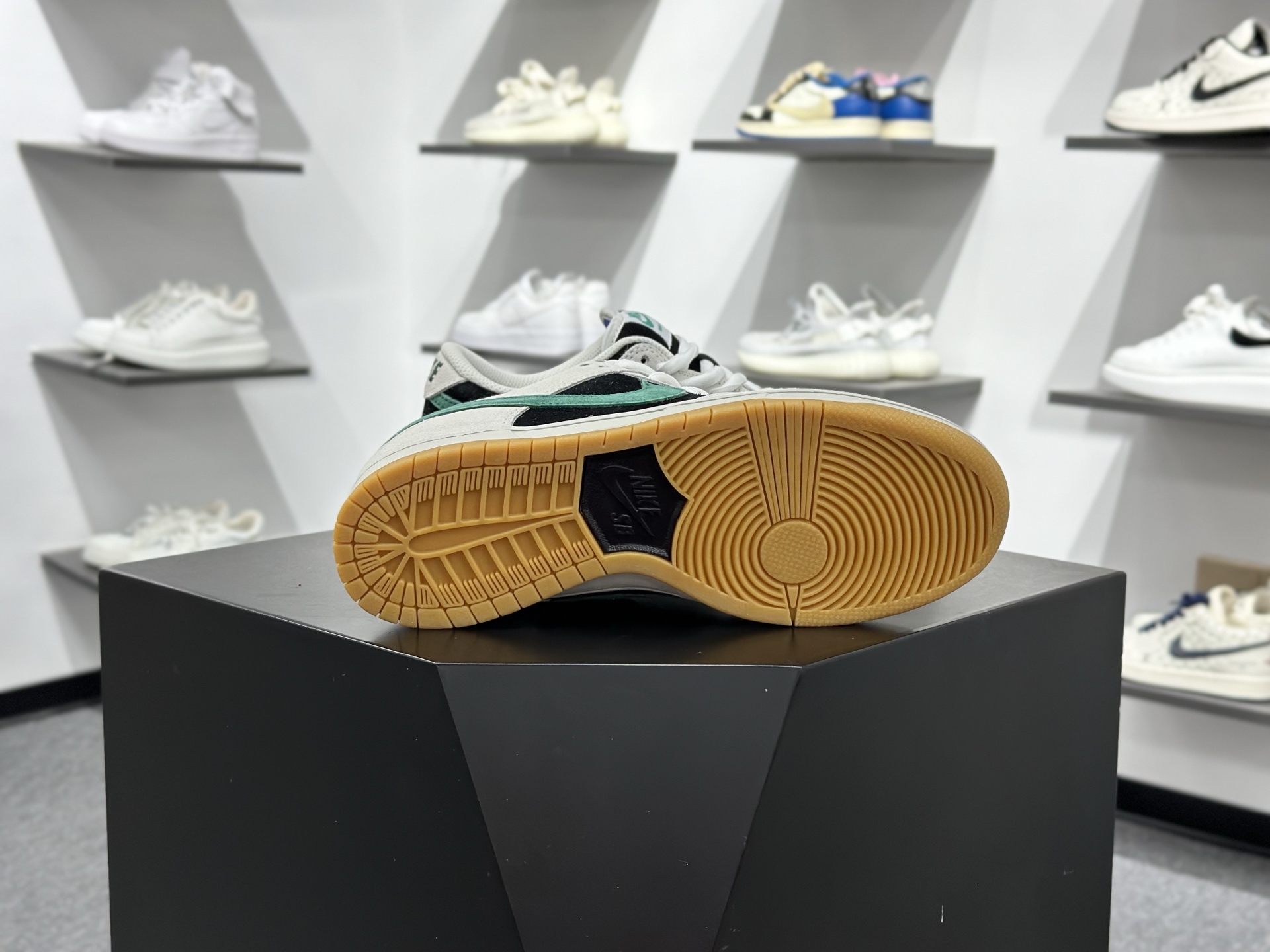 Nike SB Dunk Low 灰绿生胶 HF3704-001