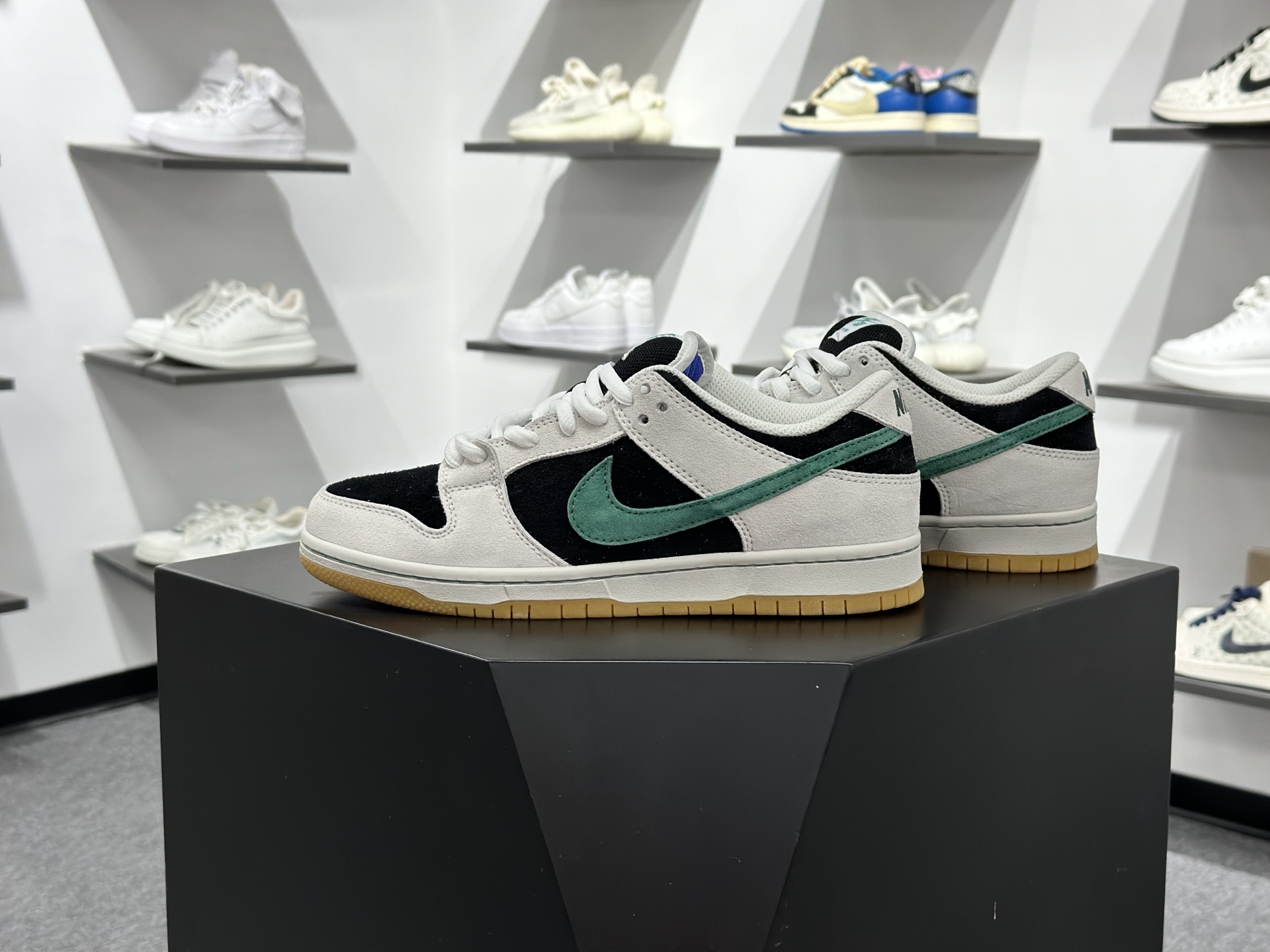 Nike SB Dunk Low 灰绿生胶 HF3704-001