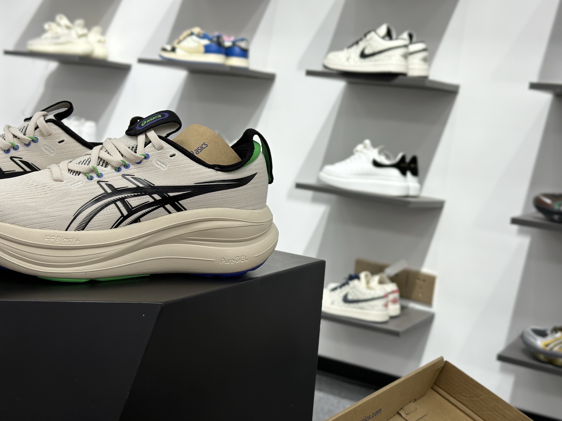 Asics GEL-NIMBUS 28 LITE-SHOW CN 亚瑟士运动休闲透气专业网球鞋轻量舒适透气材质 1011C127-800-Chinese wholesaler seller Clothes Bags handbags wholesale Shoes High Quatity wholesaler seller Cheap Sneakers from China Factory Chinese suppliers china wholesale clothing wholesaler seller Asics GEL-NIMBUS 28 LITE-SHOW CN 亚瑟士运动休闲透气专业网球鞋轻量舒适透气材质 1011C127-800