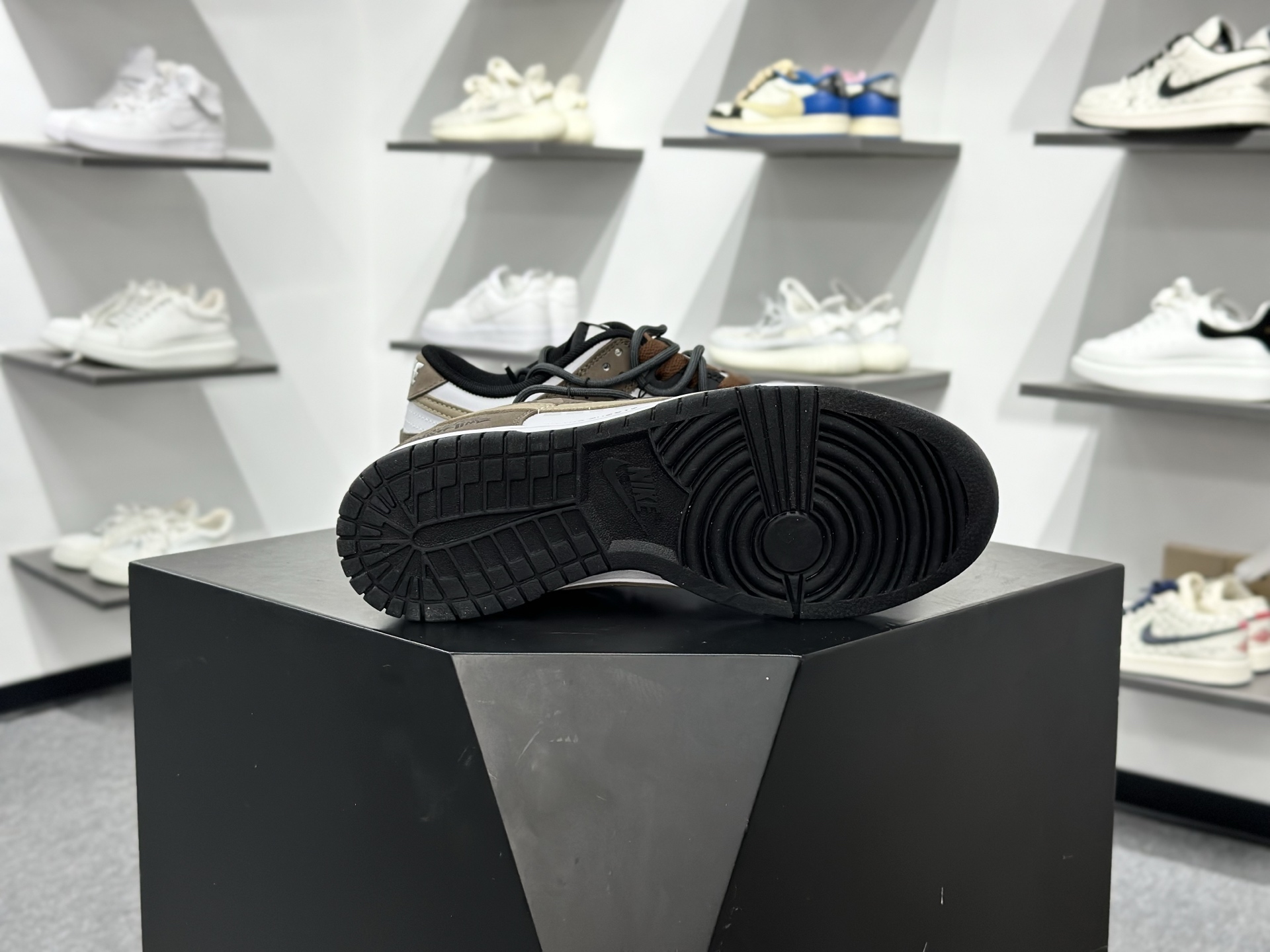 Nike SB Dunk Low 黑棕 解构绑带 HF5441-100-Chinese wholesaler seller Clothes Bags handbags wholesale Shoes High Quatity wholesaler seller Cheap Sneakers from China Factory Chinese suppliers china wholesale clothing wholesaler seller Nike SB Dunk Low 黑棕 解构绑带 HF5441-100