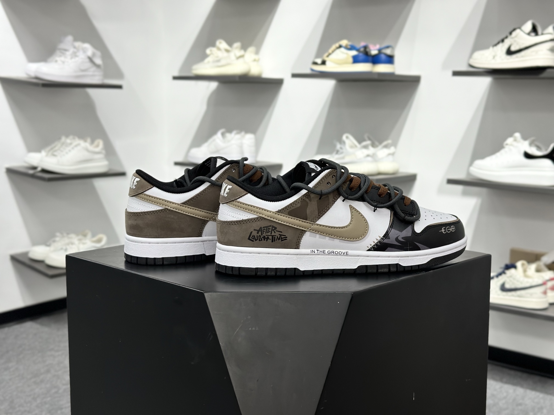 Nike SB Dunk Low 黑棕 解构绑带 HF5441-100-Chinese wholesaler seller Clothes Bags handbags wholesale Shoes High Quatity wholesaler seller Cheap Sneakers from China Factory Chinese suppliers china wholesale clothing wholesaler seller Nike SB Dunk Low 黑棕 解构绑带 HF5441-100