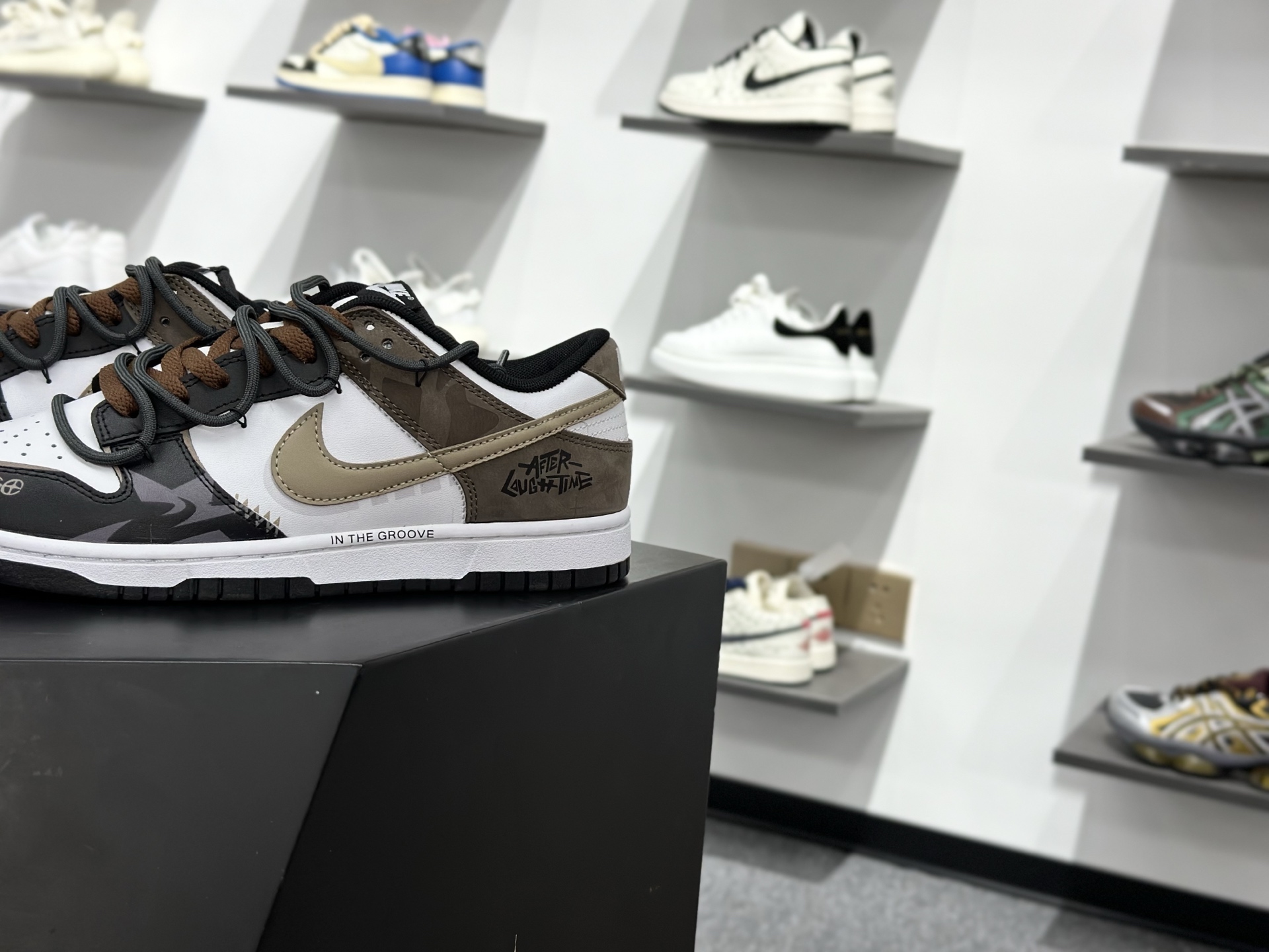Nike SB Dunk Low 黑棕 解构绑带 HF5441-100-Chinese wholesaler seller Clothes Bags handbags wholesale Shoes High Quatity wholesaler seller Cheap Sneakers from China Factory Chinese suppliers china wholesale clothing wholesaler seller Nike SB Dunk Low 黑棕 解构绑带 HF5441-100