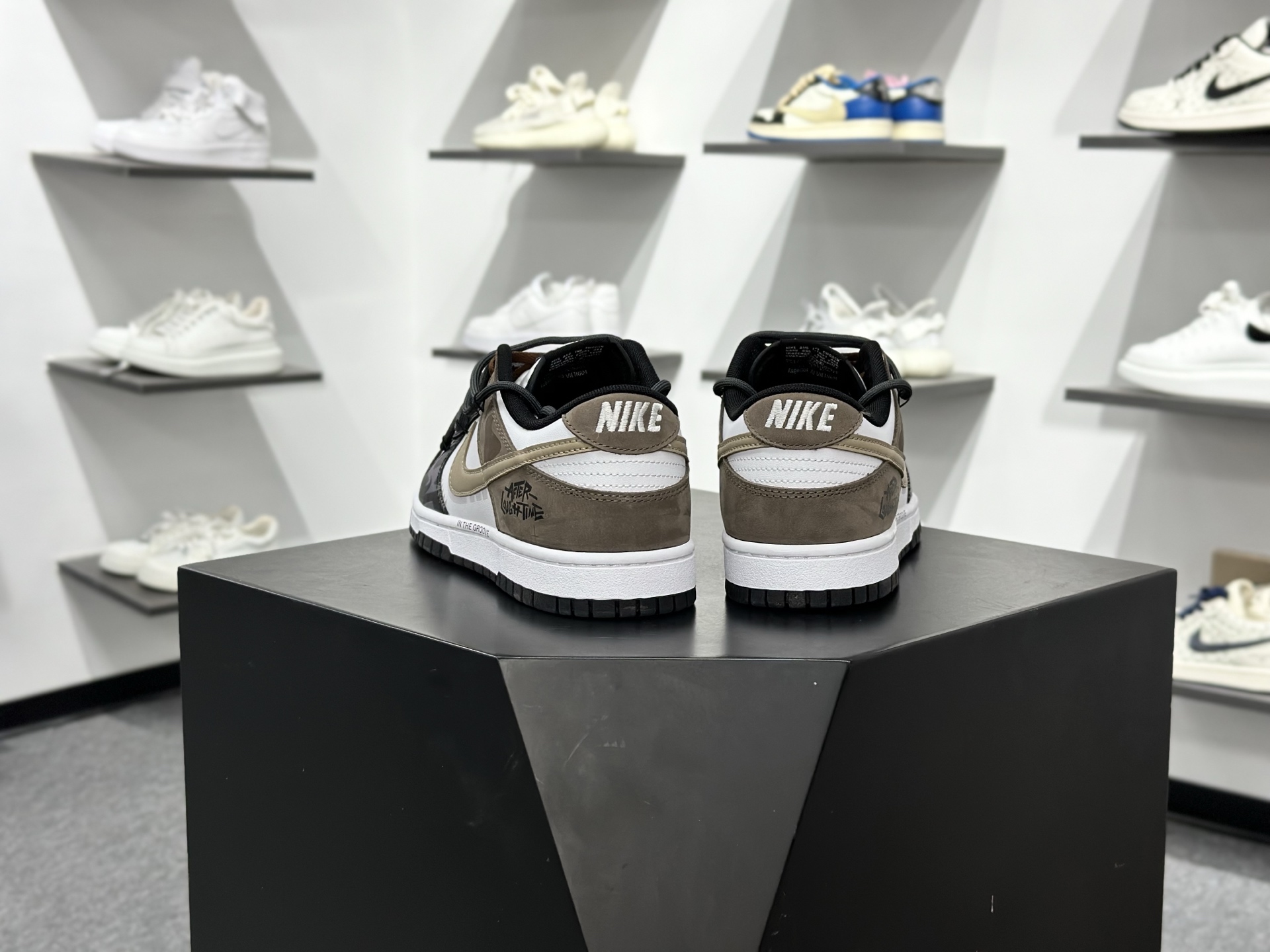 Nike SB Dunk Low 黑棕 解构绑带 HF5441-100-Chinese wholesaler seller Clothes Bags handbags wholesale Shoes High Quatity wholesaler seller Cheap Sneakers from China Factory Chinese suppliers china wholesale clothing wholesaler seller Nike SB Dunk Low 黑棕 解构绑带 HF5441-100