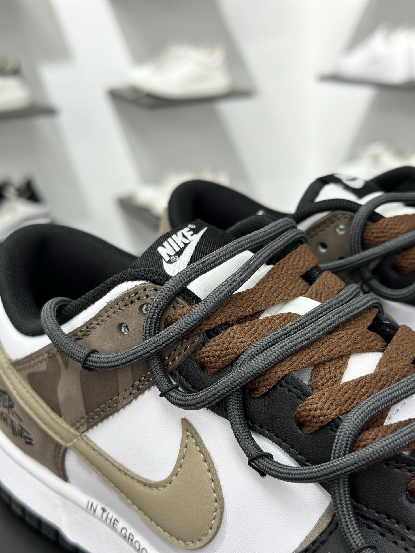 Nike SB Dunk Low 黑棕 解构绑带 HF5441-100-Chinese wholesaler seller Clothes Bags handbags wholesale Shoes High Quatity wholesaler seller Cheap Sneakers from China Factory Chinese suppliers china wholesale clothing wholesaler seller Nike SB Dunk Low 黑棕 解构绑带 HF5441-100