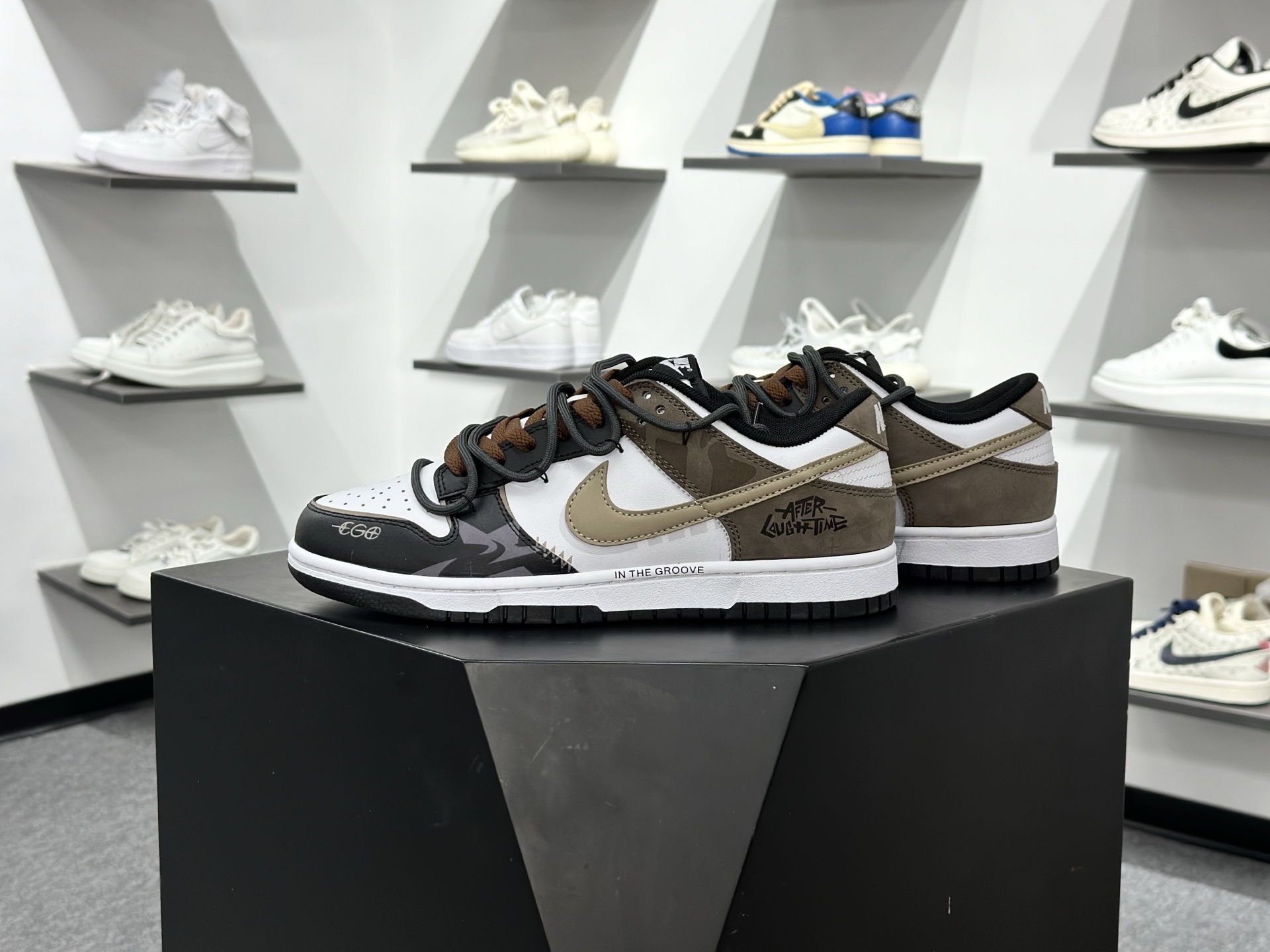 Nike SB Dunk Low 黑棕 解构绑带 HF5441-100-Chinese wholesaler seller Clothes Bags handbags wholesale Shoes High Quatity wholesaler seller Cheap Sneakers from China Factory Chinese suppliers china wholesale clothing wholesaler seller Nike SB Dunk Low 黑棕 解构绑带 HF5441-100