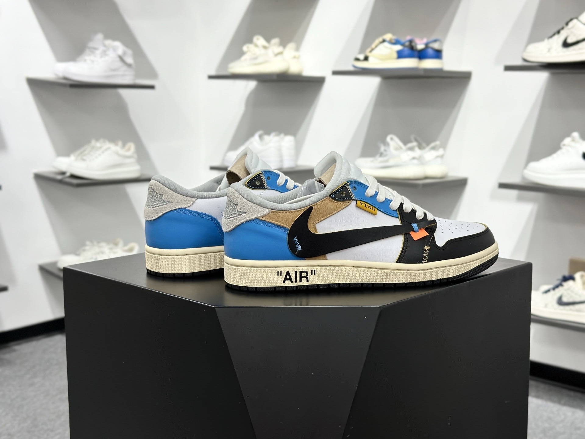 Travis Scott x Air Jordan 1 ” Reverse Mocha “ AJ1乔1 TS UN 联名倒钩 低帮文化篮球鞋 XZ6868-006