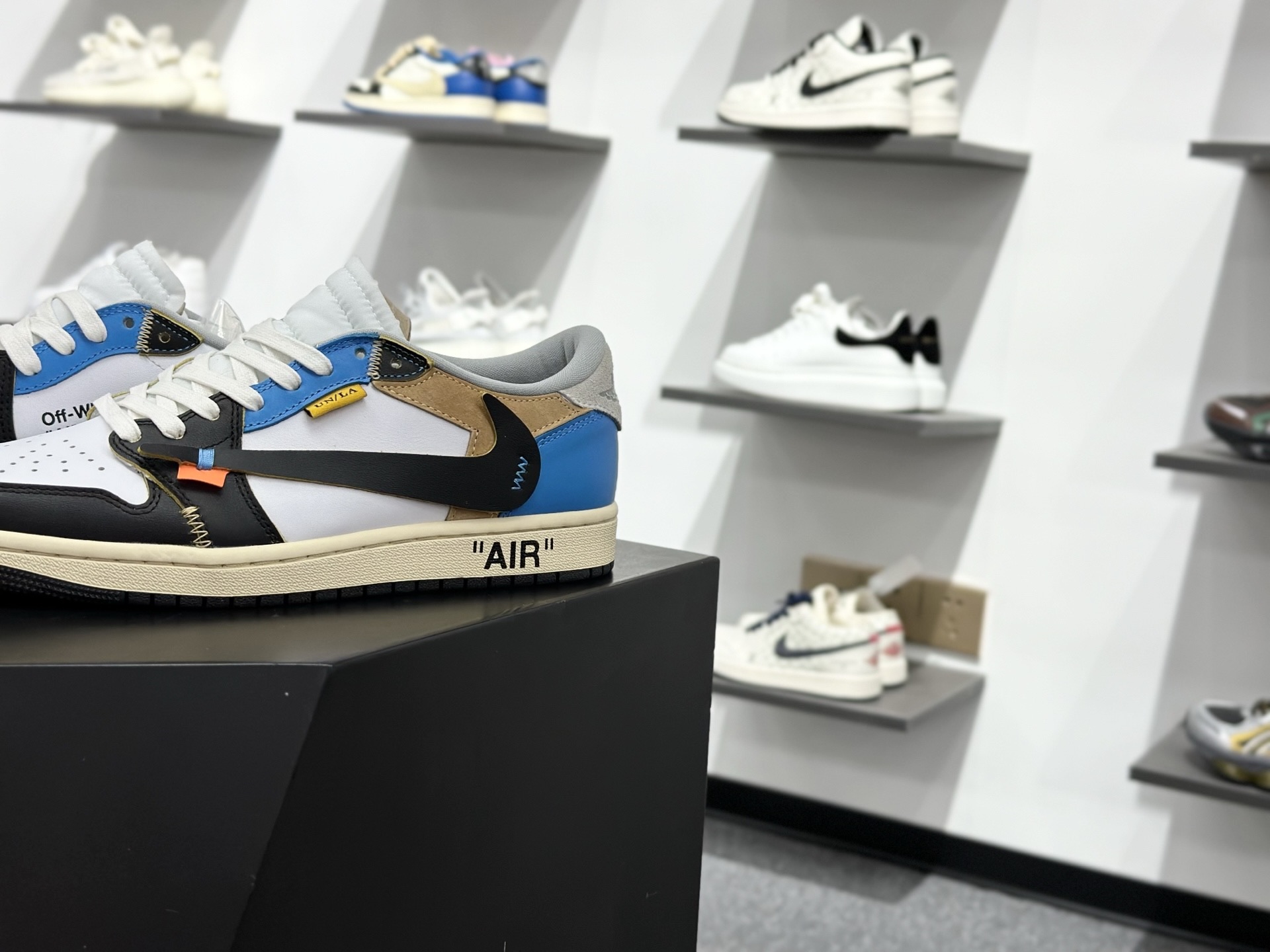 Travis Scott x Air Jordan 1 ” Reverse Mocha “ AJ1乔1 TS UN 联名倒钩 低帮文化篮球鞋 XZ6868-006