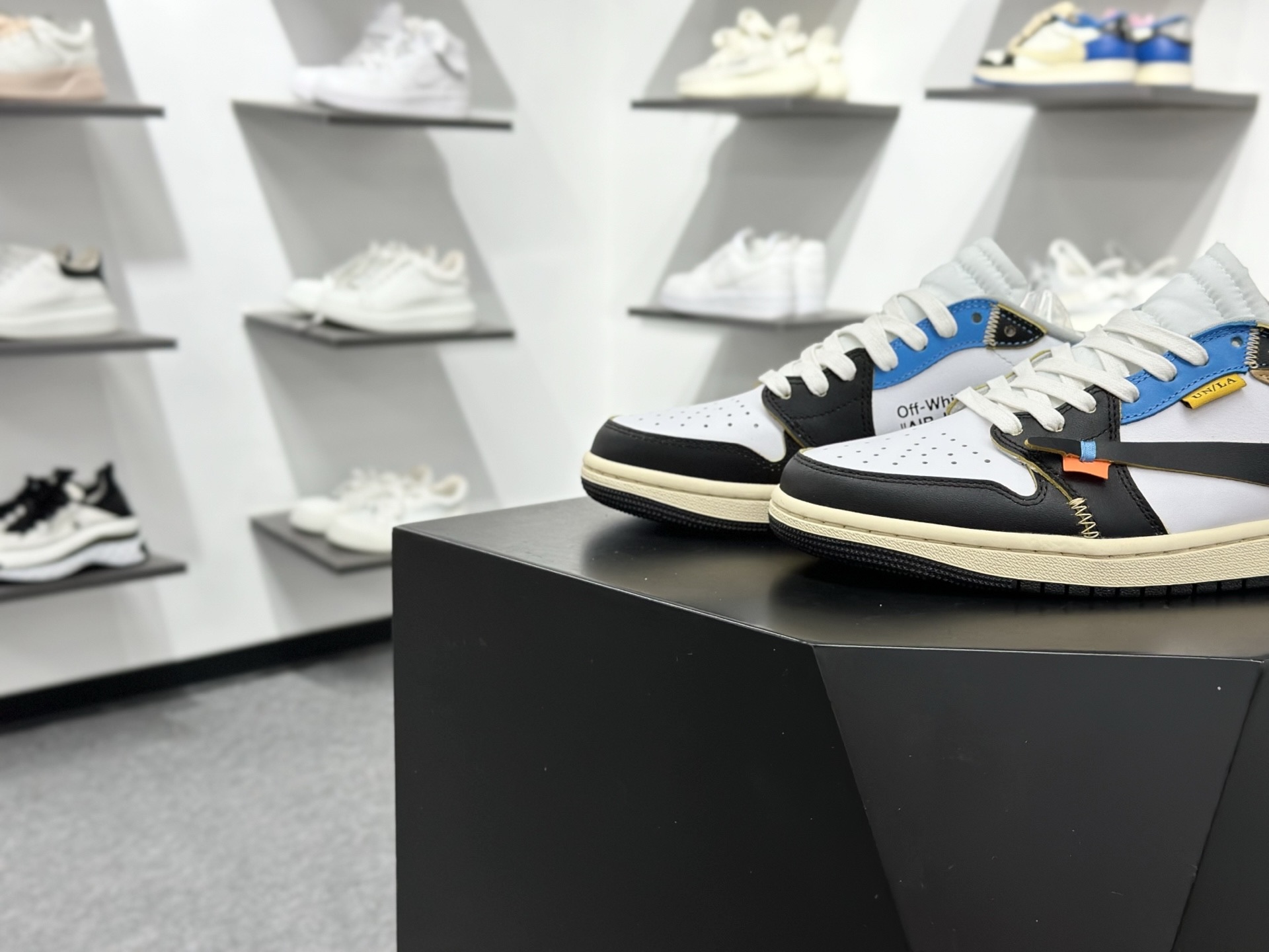 Travis Scott x Air Jordan 1 ” Reverse Mocha “ AJ1乔1 TS UN 联名倒钩 低帮文化篮球鞋 XZ6868-006