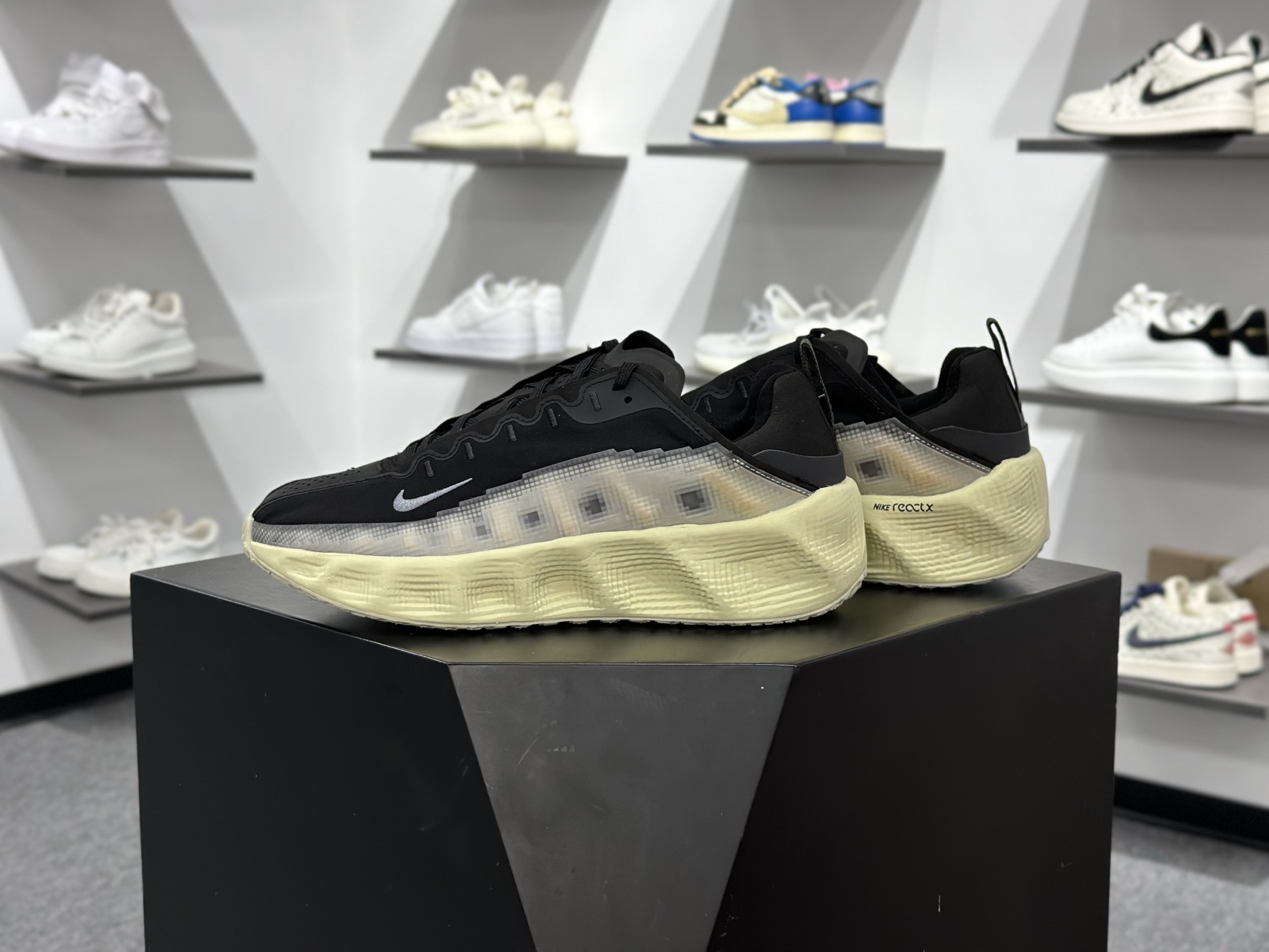 Nike NIKE AVA ROVER HS耐克顶级迈柔」路跑鞋 通过超强缓震与舒适度的全面提升令跑步更加轻松 DX4215-003-High Quatity Cheap Brand wholesale wholesaler seller Clothes Bags handbags Sneakers Top Fashion Clothing Shoes from China Factory Chinese suppliers best Quality Beautiful Price Nike NIKE AVA ROVER HS耐克顶级迈柔」路跑鞋 通过超强缓震与舒适度的全面提升令跑步更加轻松 DX4215-003