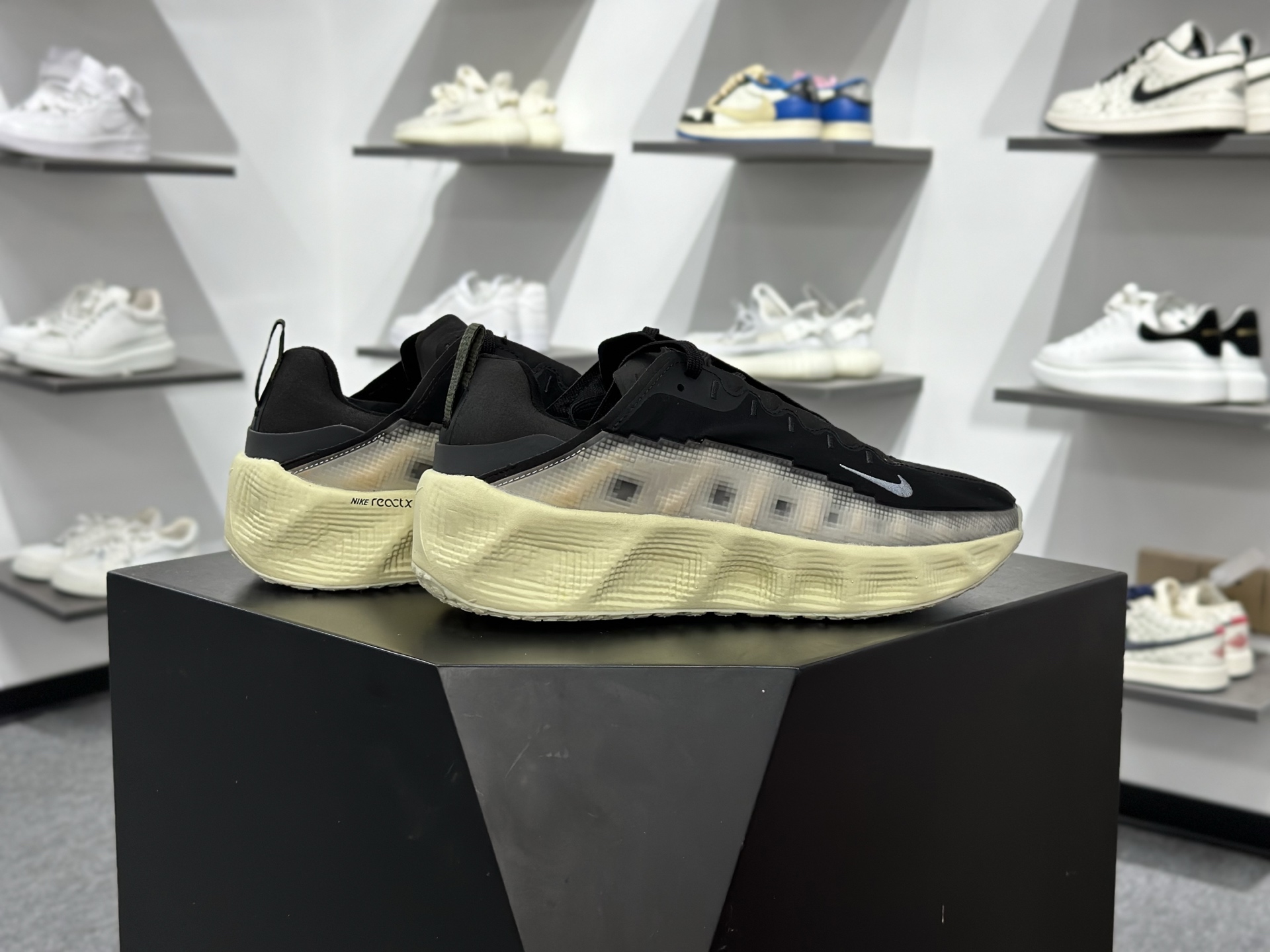 Nike NIKE AVA ROVER HS耐克顶级迈柔」路跑鞋 通过超强缓震与舒适度的全面提升令跑步更加轻松 DX4215-003-High Quatity Cheap Brand wholesale wholesaler seller Clothes Bags handbags Sneakers Top Fashion Clothing Shoes from China Factory Chinese suppliers best Quality Beautiful Price Nike NIKE AVA ROVER HS耐克顶级迈柔」路跑鞋 通过超强缓震与舒适度的全面提升令跑步更加轻松 DX4215-003