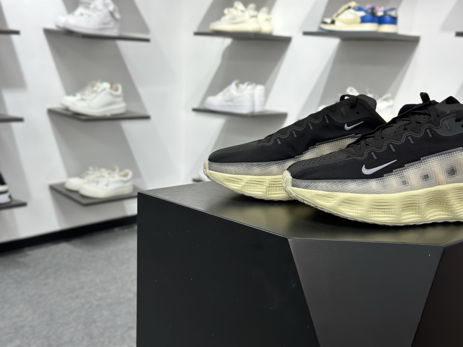 Nike NIKE AVA ROVER HS耐克顶级迈柔」路跑鞋 通过超强缓震与舒适度的全面提升令跑步更加轻松 DX4215-003-High Quatity Cheap Brand wholesale wholesaler seller Clothes Bags handbags Sneakers Top Fashion Clothing Shoes from China Factory Chinese suppliers best Quality Beautiful Price Nike NIKE AVA ROVER HS耐克顶级迈柔」路跑鞋 通过超强缓震与舒适度的全面提升令跑步更加轻松 DX4215-003