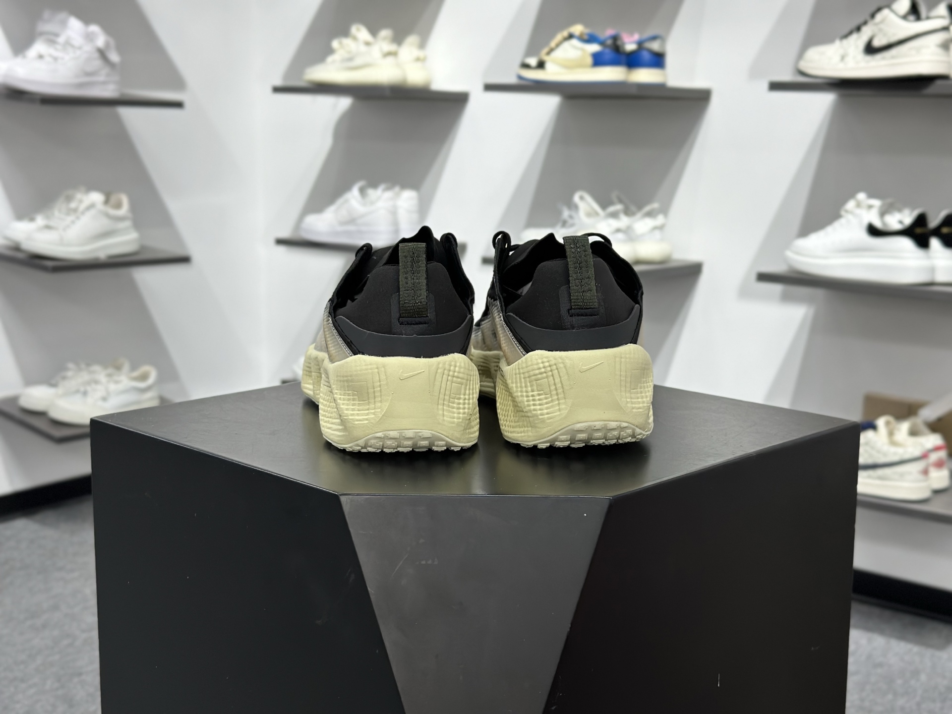 Nike NIKE AVA ROVER HS耐克顶级迈柔」路跑鞋 通过超强缓震与舒适度的全面提升令跑步更加轻松 DX4215-003-High Quatity Cheap Brand wholesale wholesaler seller Clothes Bags handbags Sneakers Top Fashion Clothing Shoes from China Factory Chinese suppliers best Quality Beautiful Price Nike NIKE AVA ROVER HS耐克顶级迈柔」路跑鞋 通过超强缓震与舒适度的全面提升令跑步更加轻松 DX4215-003