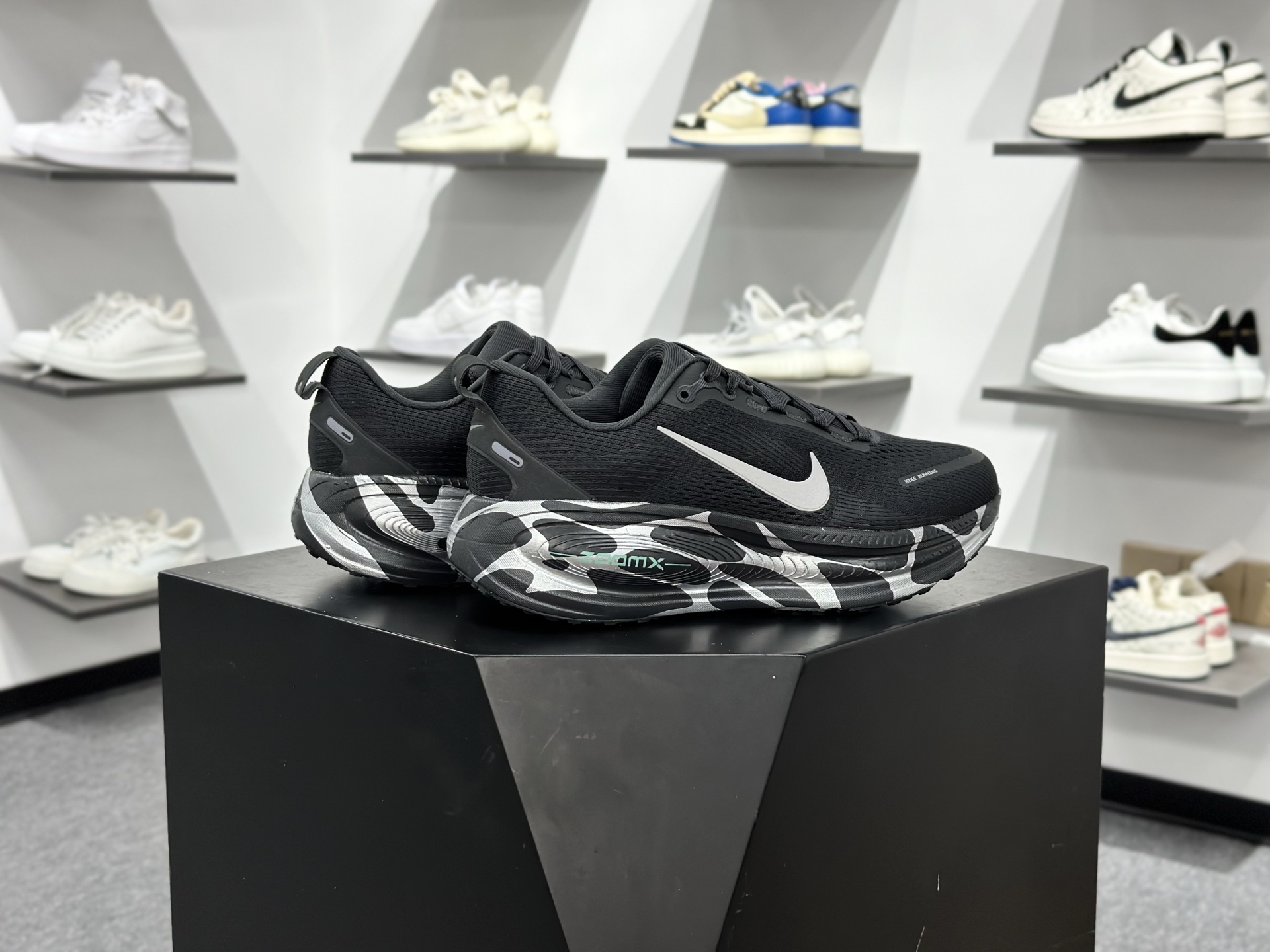 NK Zoom VOMERO 18 网面透气轻量跑鞋 IM6010-060-Top High Quatity Cheap Sneakers Fashion Clothing Clothes Bags handbags Shoes of all Brand wholesale With The best Quality And Beautiful Price from China Factory Chinese suppliers wholesaler seller NK Zoom VOMERO 18 网面透气轻量跑鞋 IM6010-060