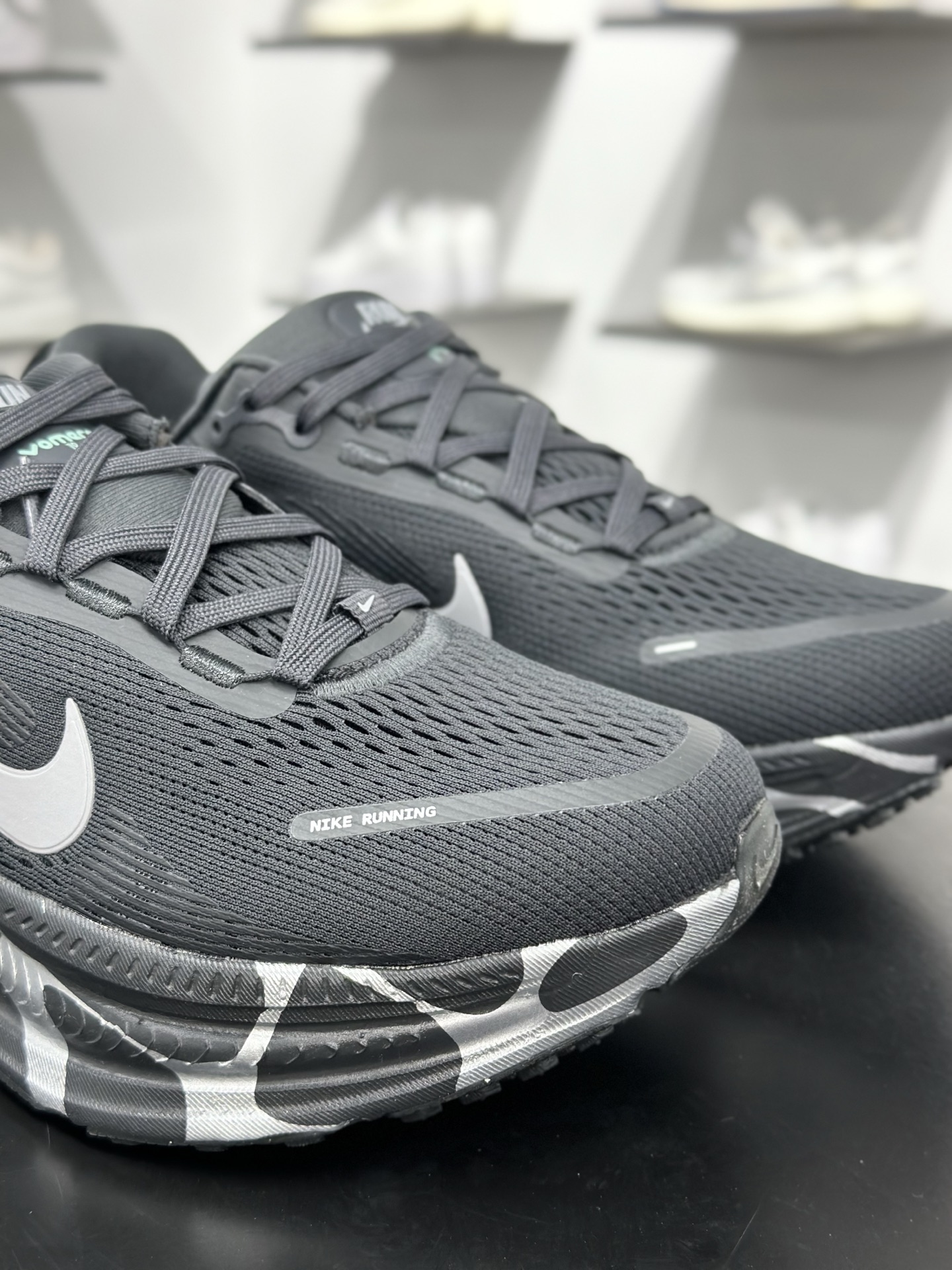 NK Zoom VOMERO 18 网面透气轻量跑鞋 IM6010-060-Top High Quatity Cheap Sneakers Fashion Clothing Clothes Bags handbags Shoes of all Brand wholesale With The best Quality And Beautiful Price from China Factory Chinese suppliers wholesaler seller NK Zoom VOMERO 18 网面透气轻量跑鞋 IM6010-060