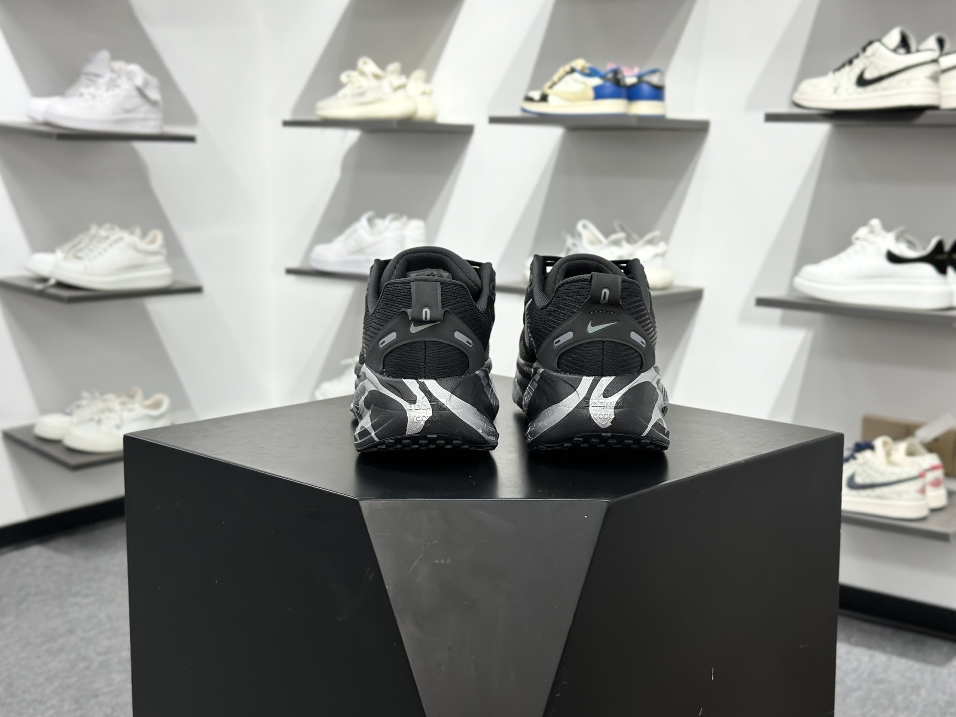 NK Zoom VOMERO 18 网面透气轻量跑鞋 IM6010-060-Top High Quatity Cheap Sneakers Fashion Clothing Clothes Bags handbags Shoes of all Brand wholesale With The best Quality And Beautiful Price from China Factory Chinese suppliers wholesaler seller NK Zoom VOMERO 18 网面透气轻量跑鞋 IM6010-060