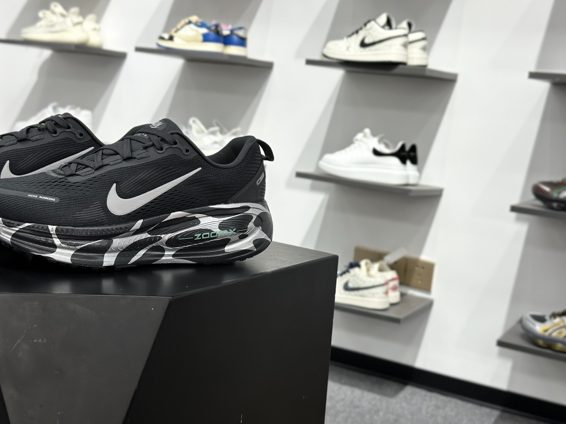 NK Zoom VOMERO 18 网面透气轻量跑鞋 IM6010-060-Top High Quatity Cheap Sneakers Fashion Clothing Clothes Bags handbags Shoes of all Brand wholesale With The best Quality And Beautiful Price from China Factory Chinese suppliers wholesaler seller NK Zoom VOMERO 18 网面透气轻量跑鞋 IM6010-060