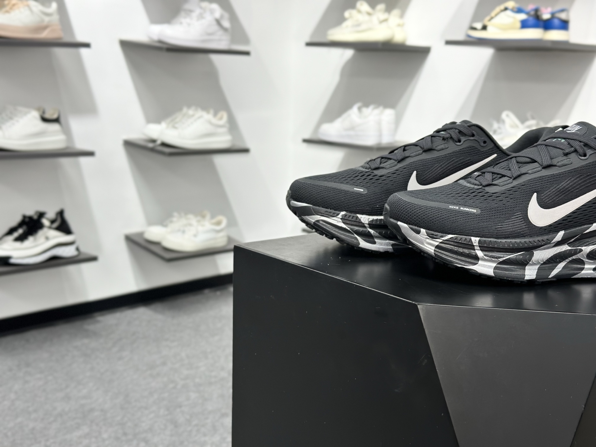 NK Zoom VOMERO 18 网面透气轻量跑鞋 IM6010-060-Top High Quatity Cheap Sneakers Fashion Clothing Clothes Bags handbags Shoes of all Brand wholesale With The best Quality And Beautiful Price from China Factory Chinese suppliers wholesaler seller NK Zoom VOMERO 18 网面透气轻量跑鞋 IM6010-060