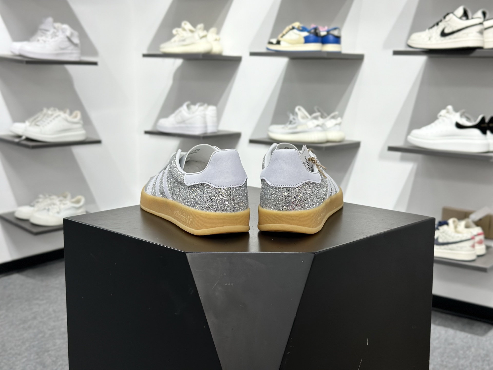 Adidas originals Gazelle Indoor GL复古单品 JR1288-Top High Quatity Cheap Sneakers Fashion Clothing Clothes Bags handbags Shoes of all Brand wholesale With The best Quality And Beautiful Price from China Factory Chinese suppliers wholesaler seller Adidas originals Gazelle Indoor GL复古单品 JR1288