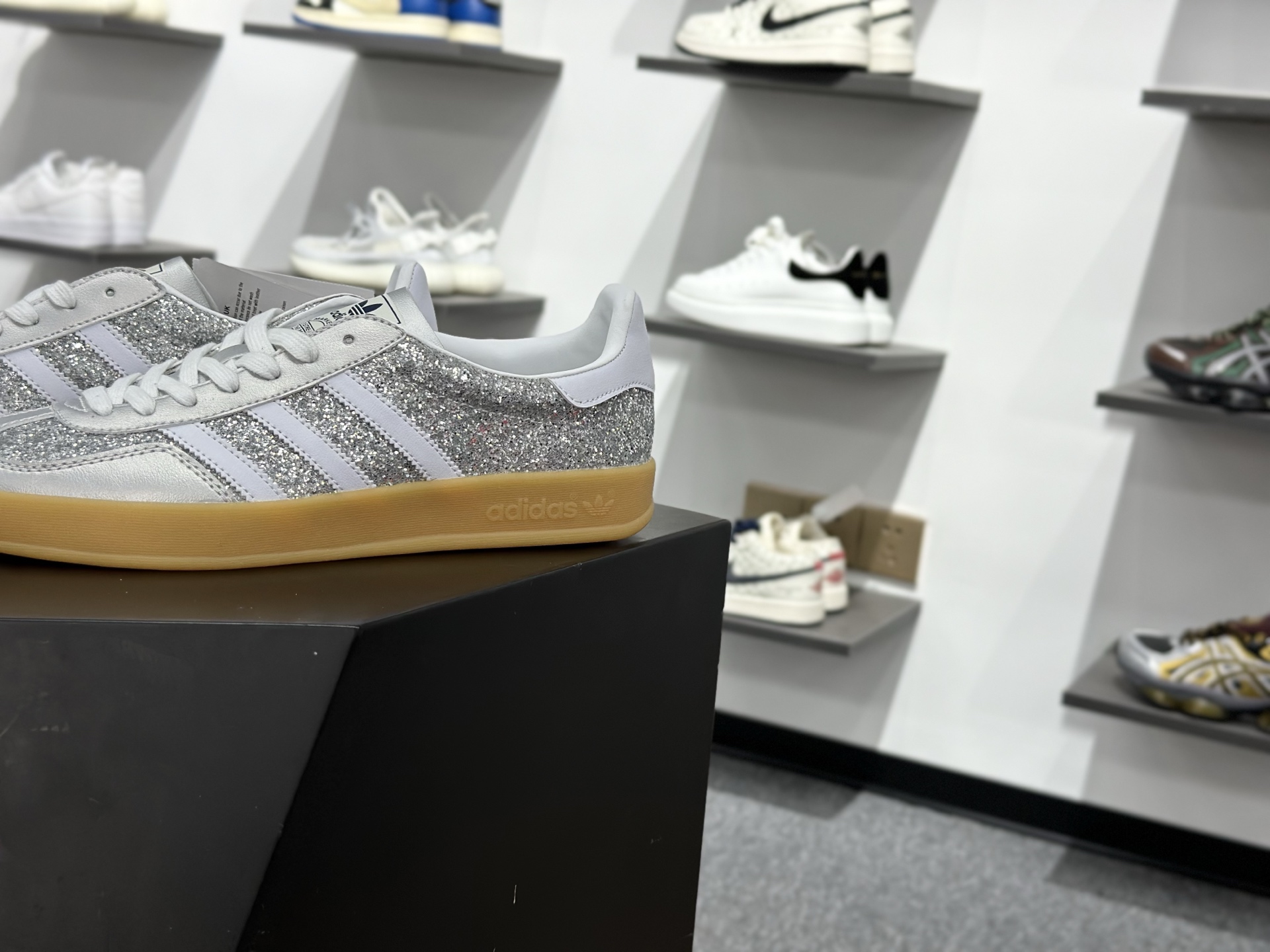 Adidas originals Gazelle Indoor GL复古单品 JR1288-Top High Quatity Cheap Sneakers Fashion Clothing Clothes Bags handbags Shoes of all Brand wholesale With The best Quality And Beautiful Price from China Factory Chinese suppliers wholesaler seller Adidas originals Gazelle Indoor GL复古单品 JR1288