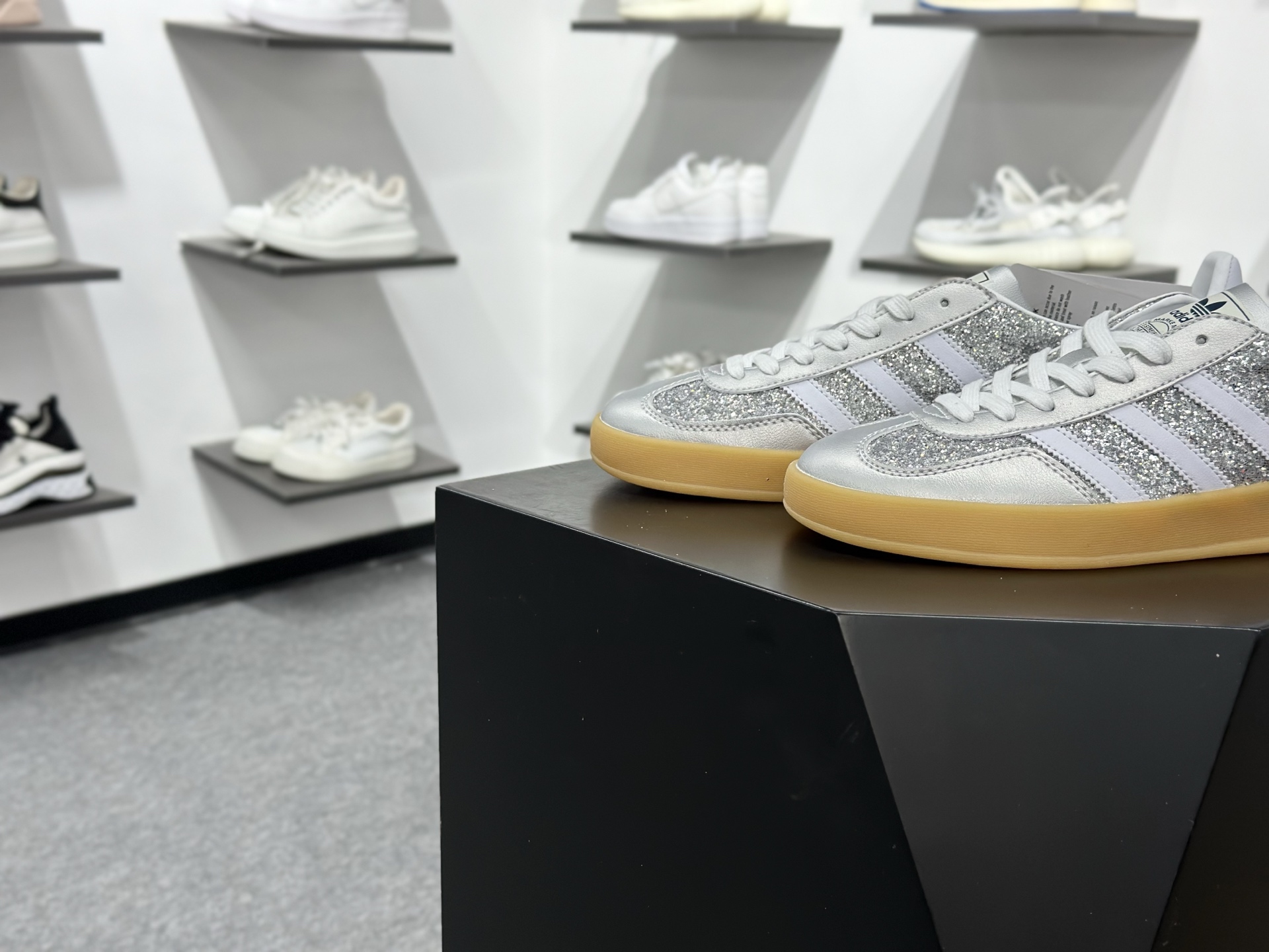Adidas originals Gazelle Indoor GL复古单品 JR1288-Top High Quatity Cheap Sneakers Fashion Clothing Clothes Bags handbags Shoes of all Brand wholesale With The best Quality And Beautiful Price from China Factory Chinese suppliers wholesaler seller Adidas originals Gazelle Indoor GL复古单品 JR1288