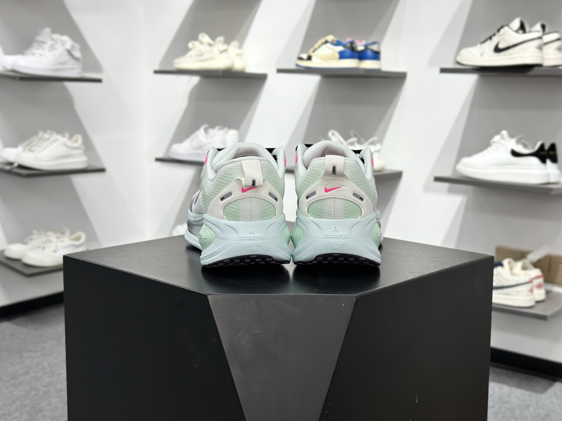 NK Zoom VOMERO 18 网面透气轻量跑鞋 IM6676-104-Chinese wholesaler seller Clothes Bags handbags wholesale Shoes High Quatity wholesaler seller Cheap Sneakers from China Factory Chinese suppliers china wholesale clothing wholesaler seller NK Zoom VOMERO 18 网面透气轻量跑鞋 IM6676-104