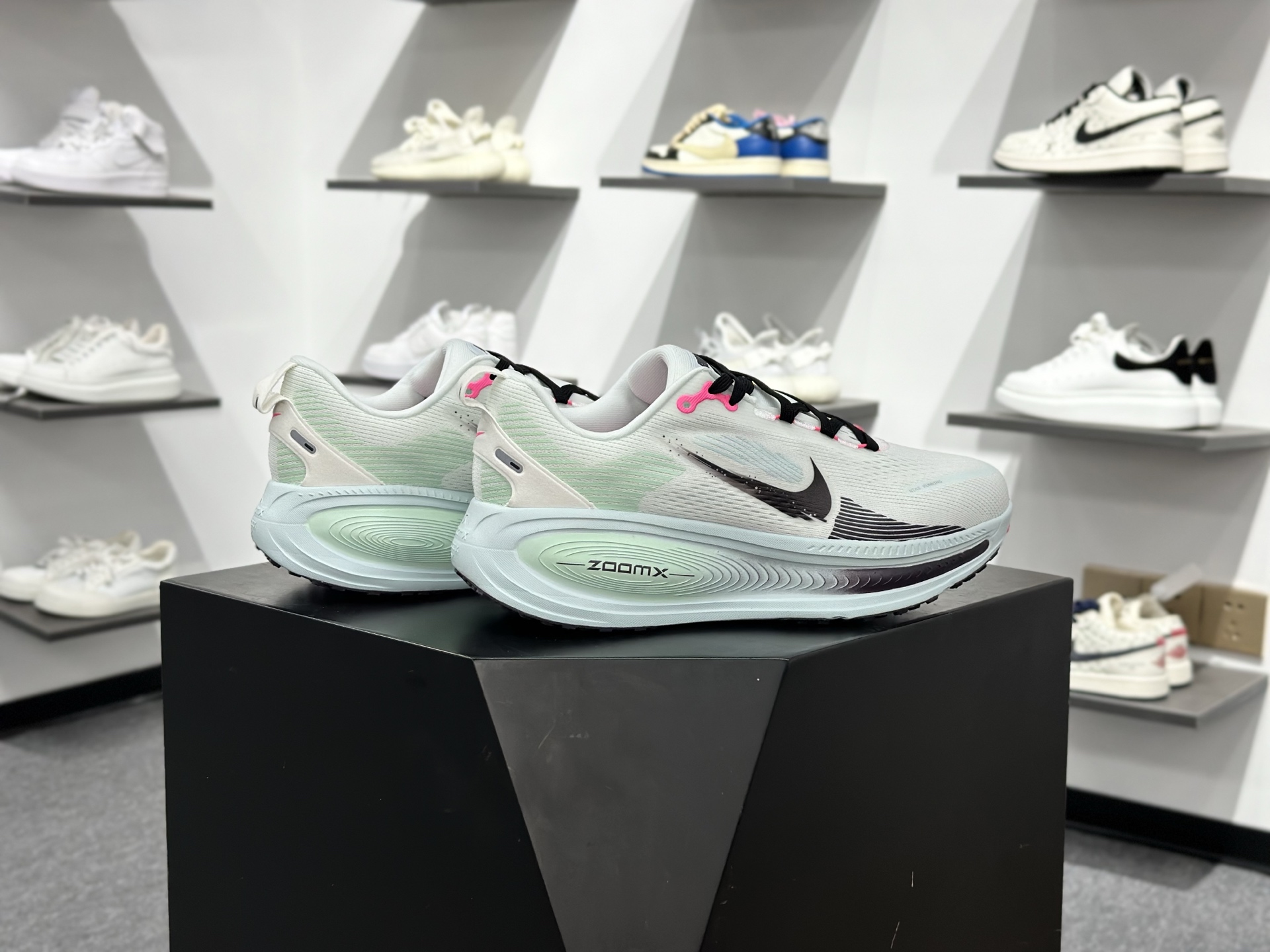 NK Zoom VOMERO 18 网面透气轻量跑鞋 IM6676-104-Chinese wholesaler seller Clothes Bags handbags wholesale Shoes High Quatity wholesaler seller Cheap Sneakers from China Factory Chinese suppliers china wholesale clothing wholesaler seller NK Zoom VOMERO 18 网面透气轻量跑鞋 IM6676-104