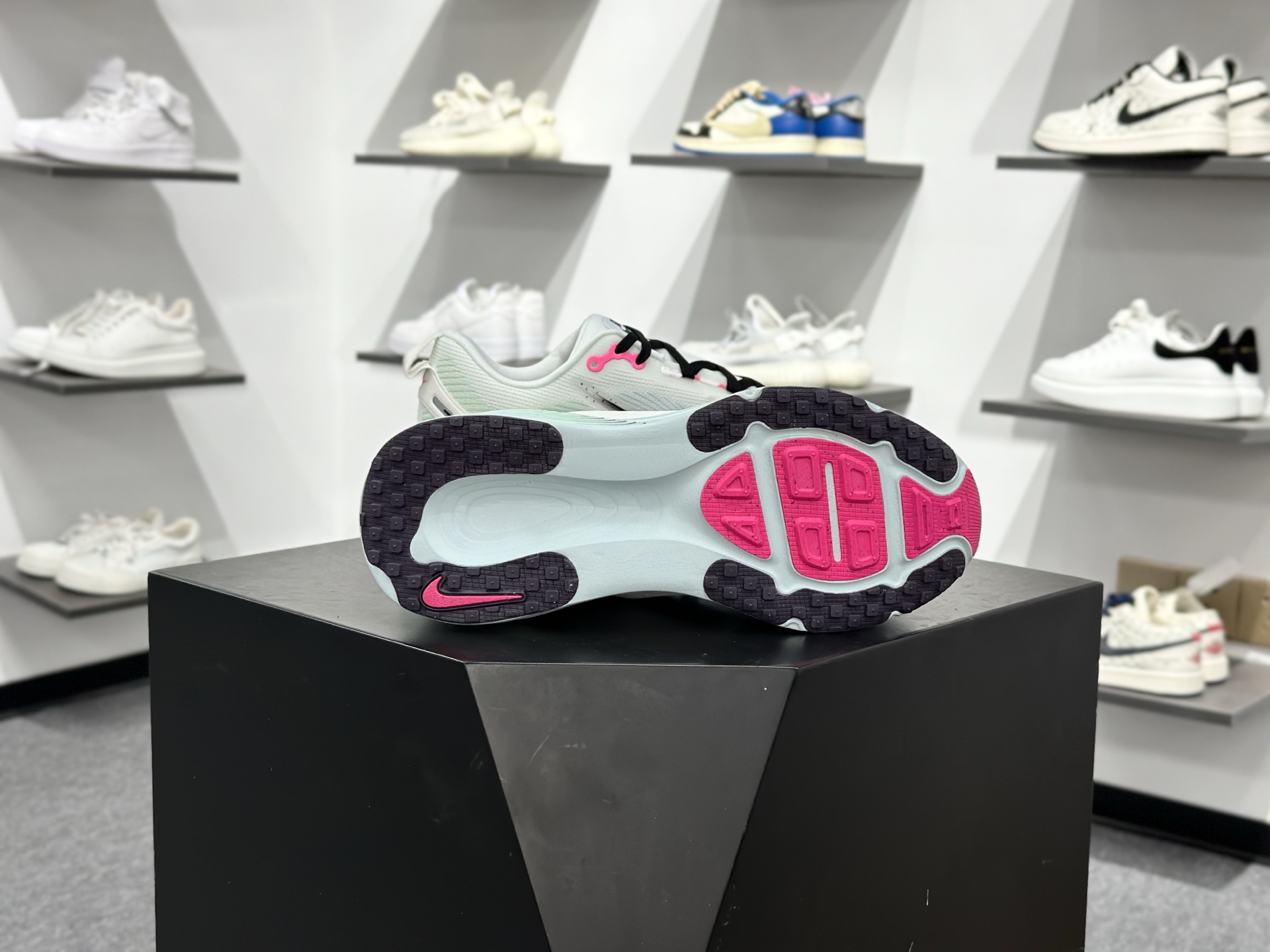 NK Zoom VOMERO 18 网面透气轻量跑鞋 IM6676-104-Chinese wholesaler seller Clothes Bags handbags wholesale Shoes High Quatity wholesaler seller Cheap Sneakers from China Factory Chinese suppliers china wholesale clothing wholesaler seller NK Zoom VOMERO 18 网面透气轻量跑鞋 IM6676-104