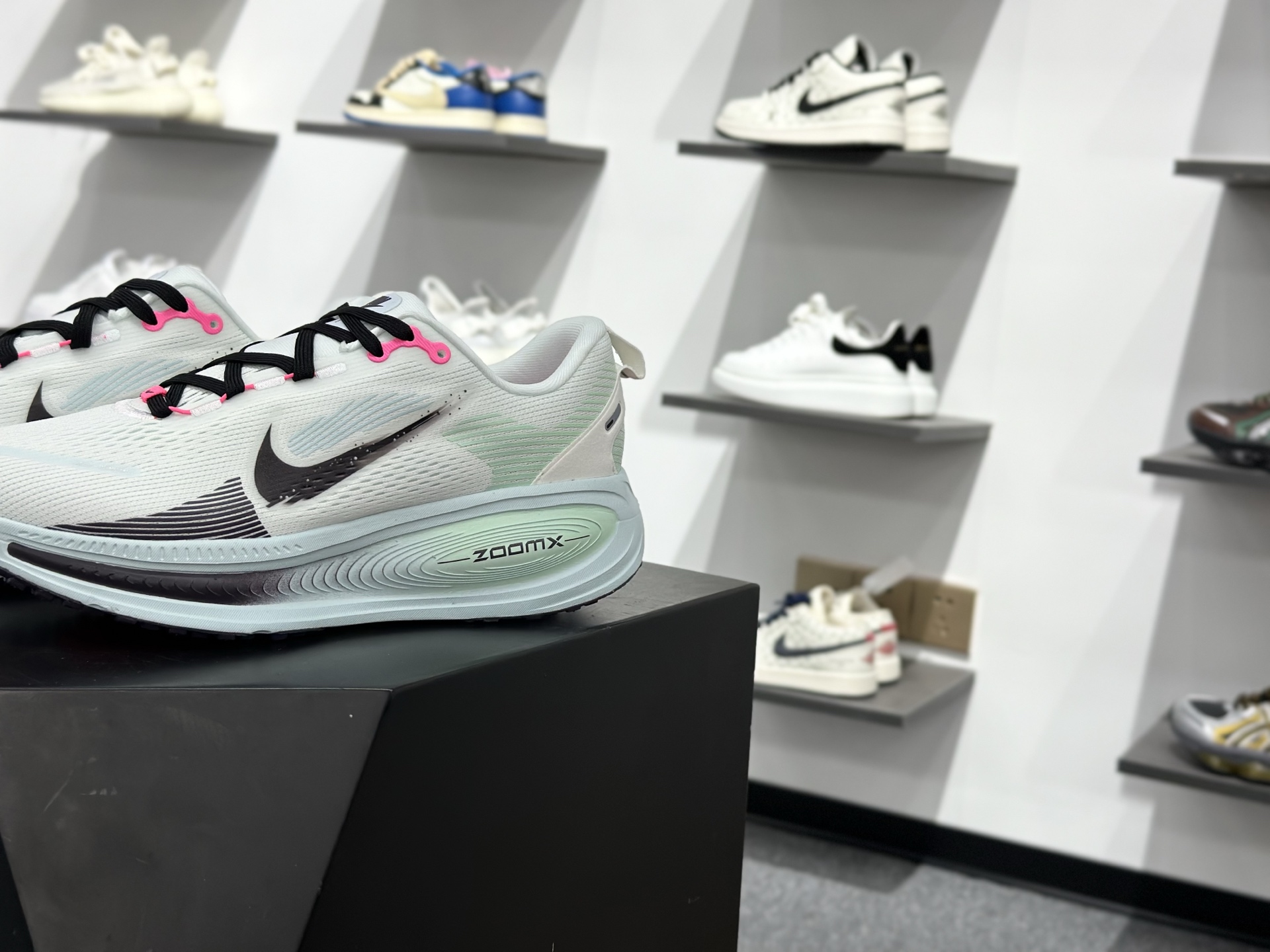 NK Zoom VOMERO 18 网面透气轻量跑鞋 IM6676-104-Chinese wholesaler seller Clothes Bags handbags wholesale Shoes High Quatity wholesaler seller Cheap Sneakers from China Factory Chinese suppliers china wholesale clothing wholesaler seller NK Zoom VOMERO 18 网面透气轻量跑鞋 IM6676-104