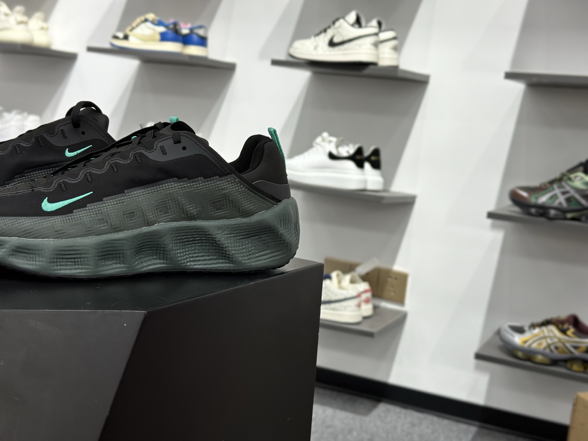 Nike NIKE AVA ROVER HS耐克顶级迈柔路跑鞋 DX4215-006-Top High Quatity Cheap Sneakers Fashion Clothing Clothes Bags handbags Shoes of all Brand wholesale With The best Quality And Beautiful Price from China Factory Chinese suppliers wholesaler seller Nike NIKE AVA ROVER HS耐克顶级迈柔路跑鞋 DX4215-006