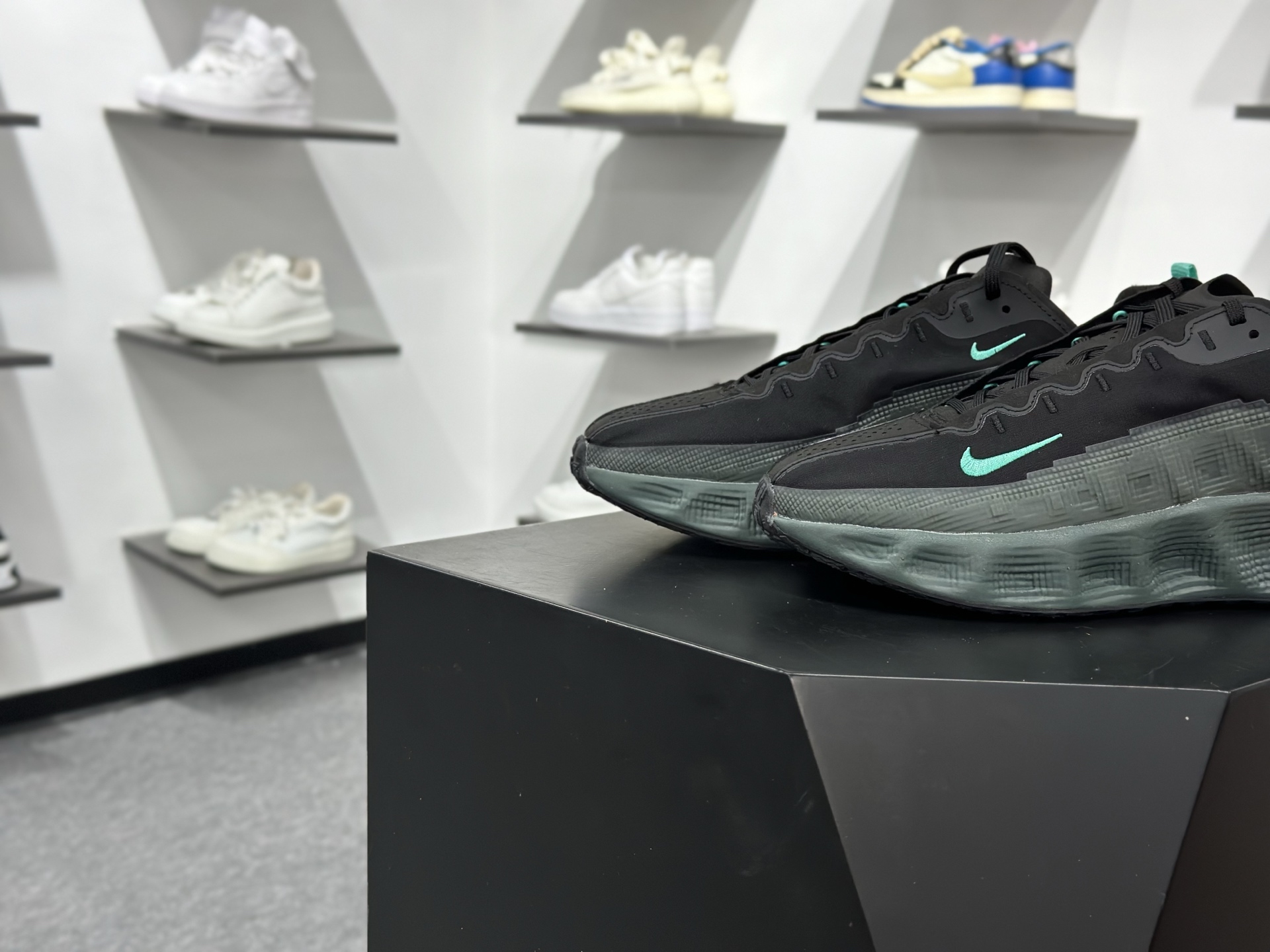 Nike NIKE AVA ROVER HS耐克顶级迈柔路跑鞋 DX4215-006-Top High Quatity Cheap Sneakers Fashion Clothing Clothes Bags handbags Shoes of all Brand wholesale With The best Quality And Beautiful Price from China Factory Chinese suppliers wholesaler seller Nike NIKE AVA ROVER HS耐克顶级迈柔路跑鞋 DX4215-006