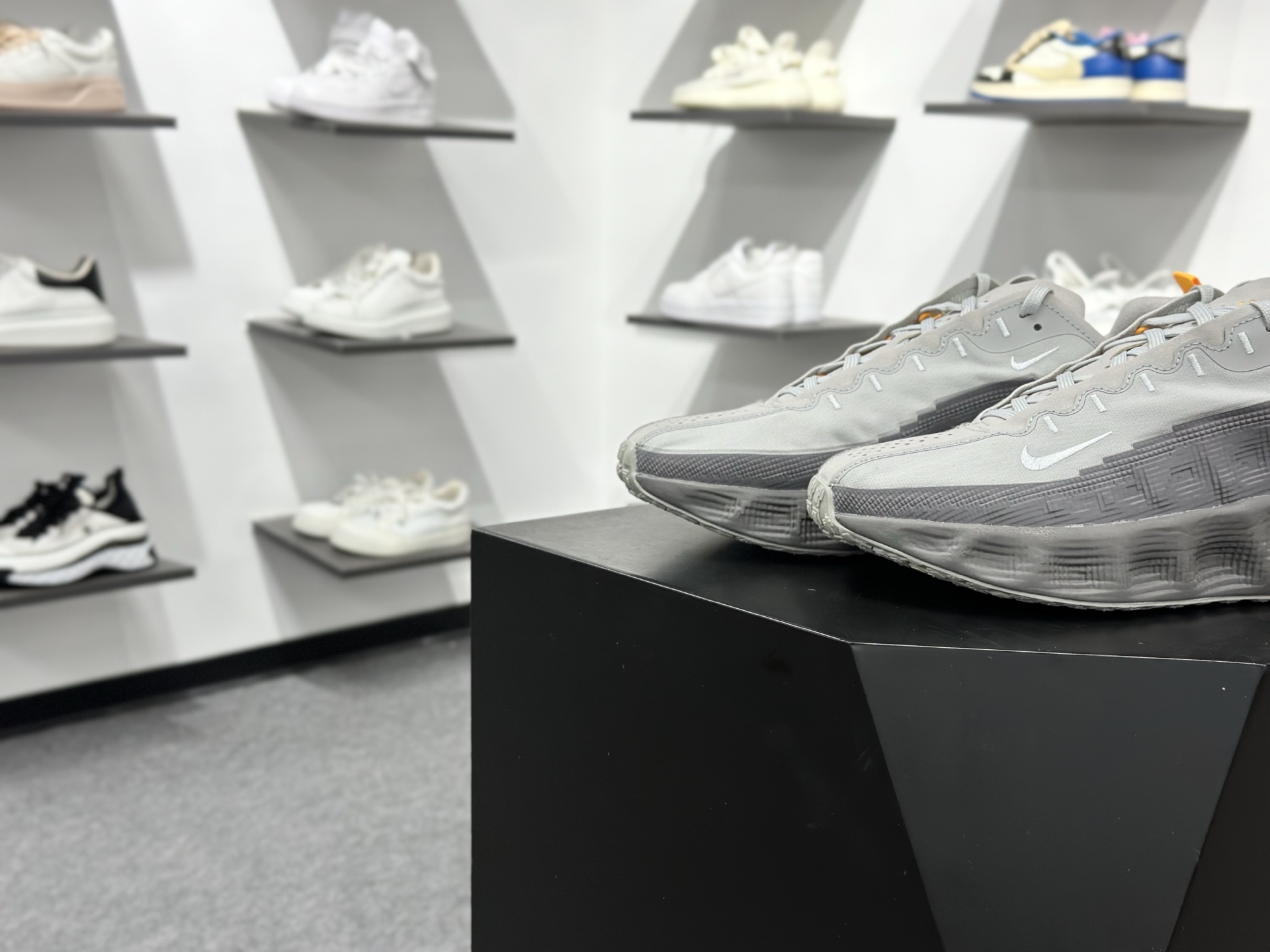 Nike Vomero Premium 耐克顶级迈柔路跑鞋 DX4215-004-Top High Quatity Cheap Sneakers Fashion Clothing Clothes Bags handbags Shoes of all Brand wholesale With The best Quality And Beautiful Price from China Factory Chinese suppliers wholesaler seller Nike Vomero Premium 耐克顶级迈柔路跑鞋 DX4215-004