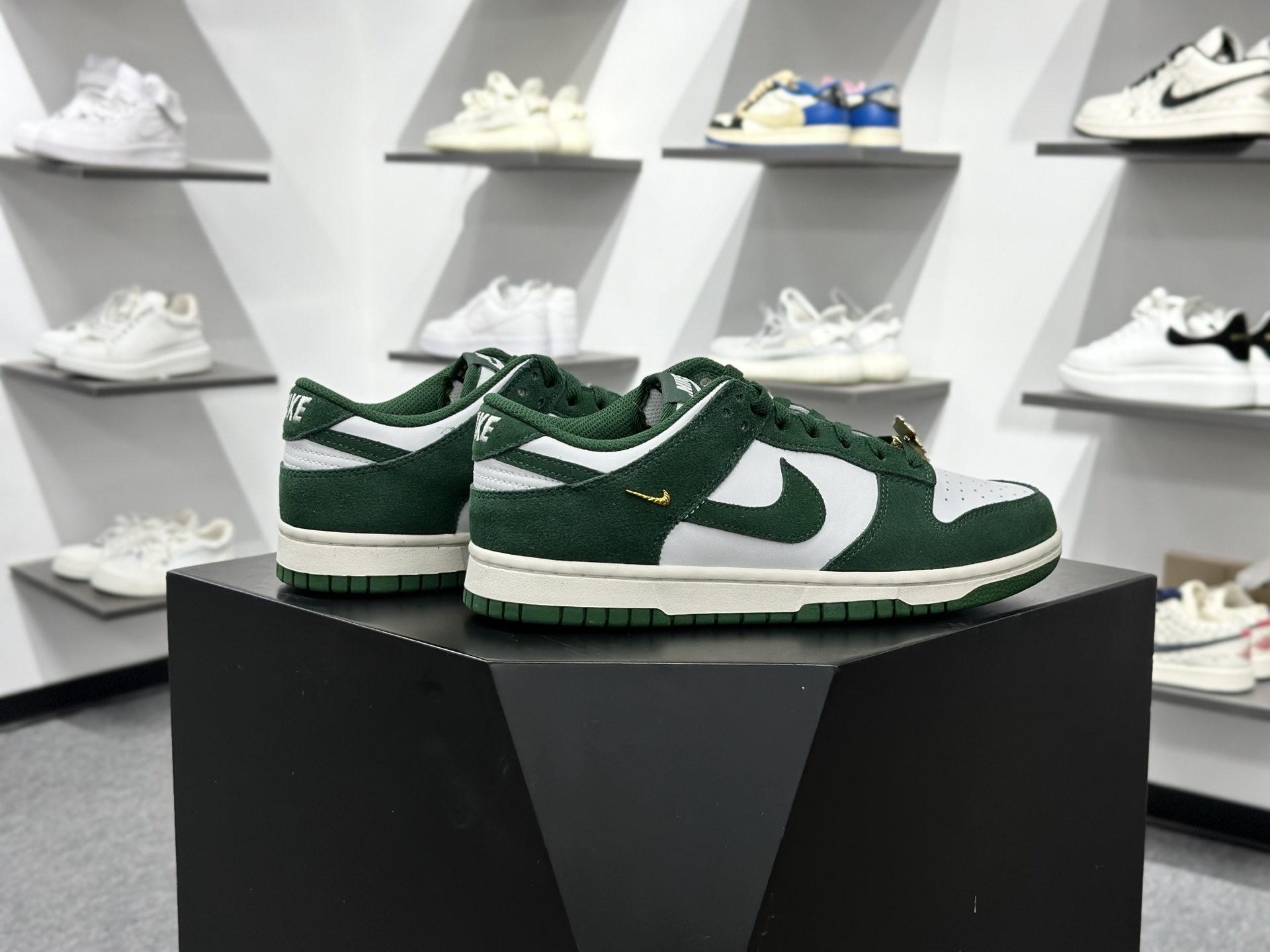 220 Nike SB Dunk Low 马年 白绿 低帮休闲板鞋 IB4417-100-Chinese UA Cheap High Quatity Brand Clothes Bags handbags Sneakers wholesale wholesaler seller from China Factory suppliers Fashion Clothing Shoes best Quality Beautiful Price 220 Nike SB Dunk Low 马年 白绿 低帮休闲板鞋 IB4417-100