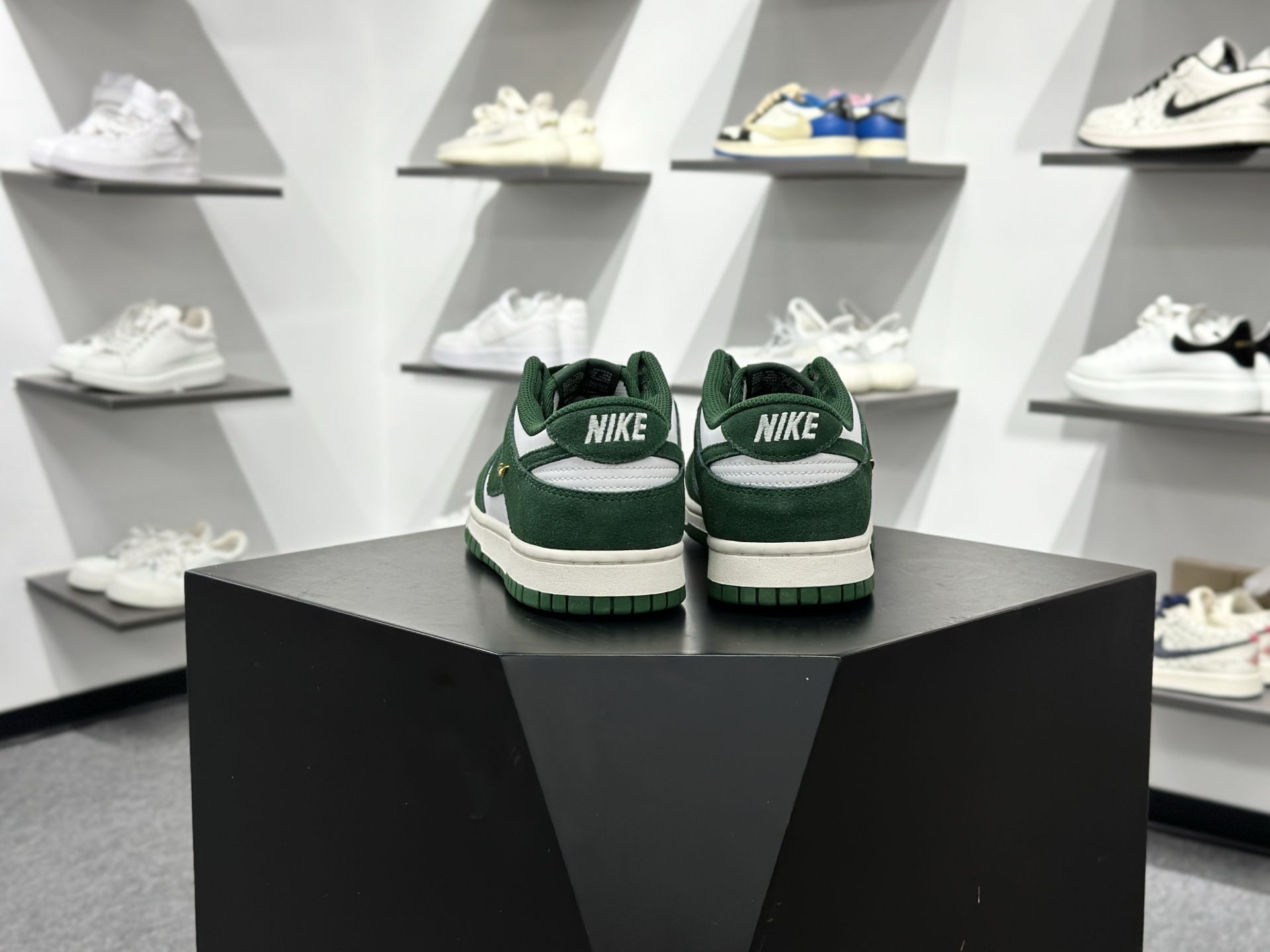 220 Nike SB Dunk Low 马年 白绿 低帮休闲板鞋 IB4417-100-Chinese UA Cheap High Quatity Brand Clothes Bags handbags Sneakers wholesale wholesaler seller from China Factory suppliers Fashion Clothing Shoes best Quality Beautiful Price 220 Nike SB Dunk Low 马年 白绿 低帮休闲板鞋 IB4417-100
