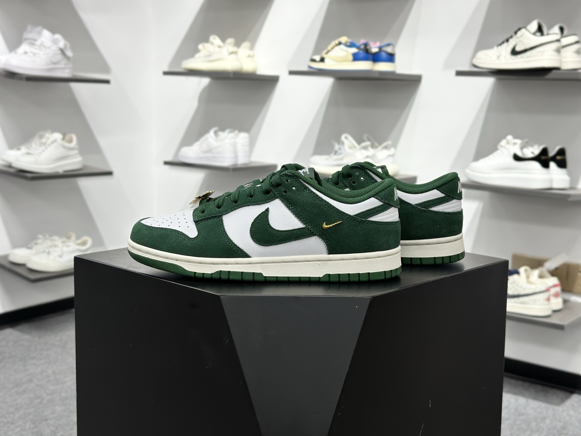 220 Nike SB Dunk Low 马年 白绿 低帮休闲板鞋 IB4417-100-Chinese UA Cheap High Quatity Brand Clothes Bags handbags Sneakers wholesale wholesaler seller from China Factory suppliers Fashion Clothing Shoes best Quality Beautiful Price 220 Nike SB Dunk Low 马年 白绿 低帮休闲板鞋 IB4417-100