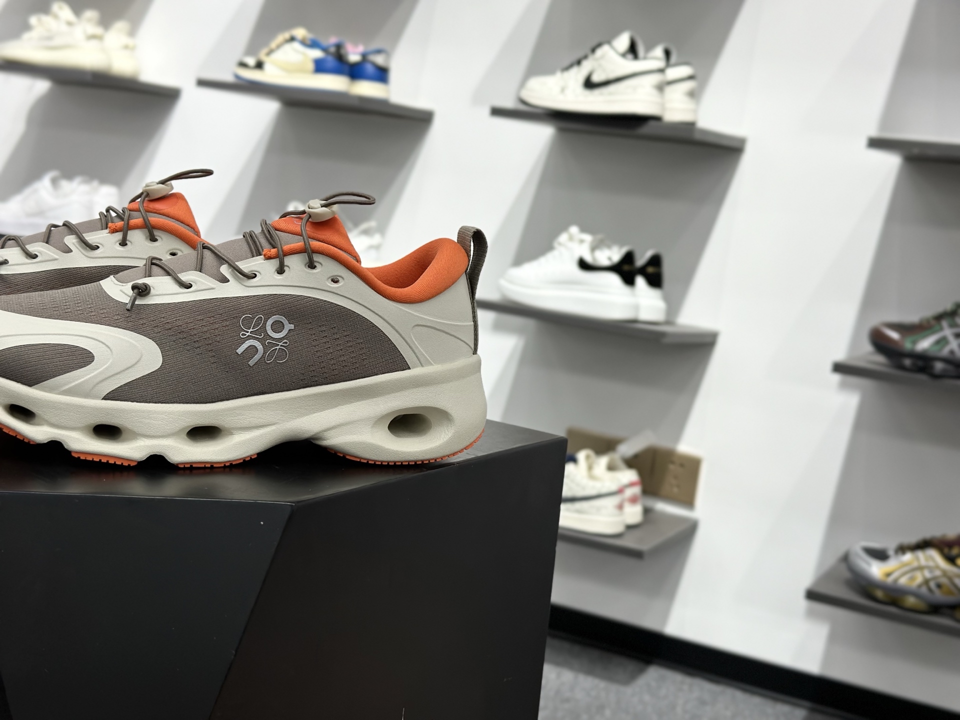 On昂跑 LOEWE 系列低帮轻量舒适多功能休闲运动鞋 3MF3066-Top High Quatity Cheap Sneakers Fashion Clothing Clothes Bags handbags Shoes of all Brand wholesale With The best Quality And Beautiful Price from China Factory Chinese suppliers wholesaler seller On昂跑 LOEWE 系列低帮轻量舒适多功能休闲运动鞋 3MF3066