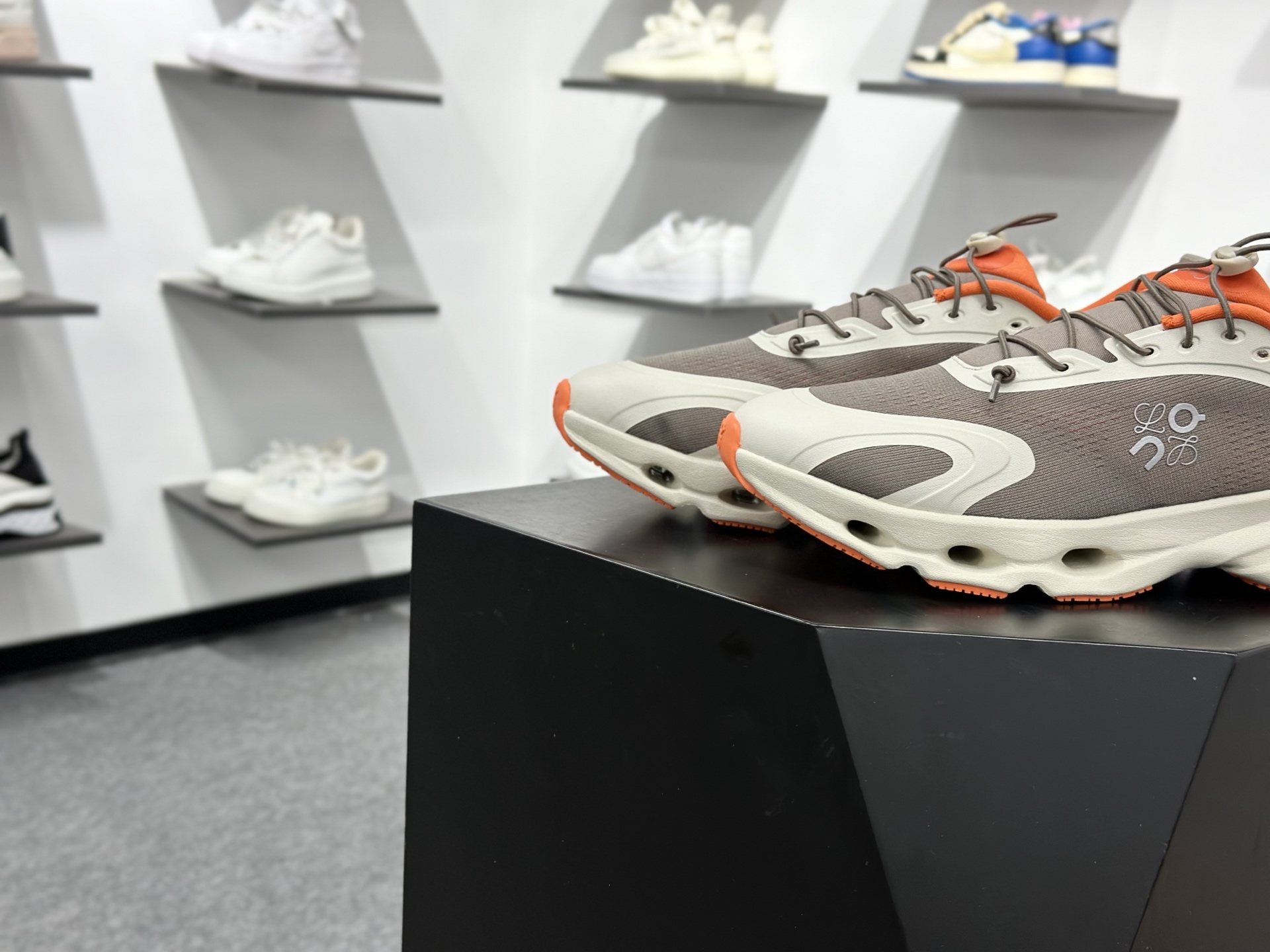 On昂跑 LOEWE 系列低帮轻量舒适多功能休闲运动鞋 3MF3066-Top High Quatity Cheap Sneakers Fashion Clothing Clothes Bags handbags Shoes of all Brand wholesale With The best Quality And Beautiful Price from China Factory Chinese suppliers wholesaler seller On昂跑 LOEWE 系列低帮轻量舒适多功能休闲运动鞋 3MF3066