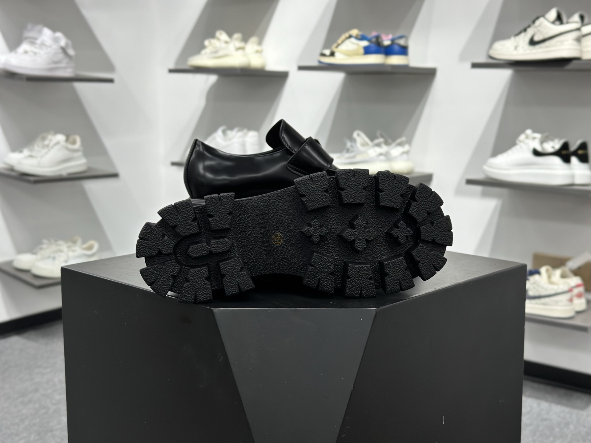 PRADA普拉达 Monolith 圆头套穿 乐福鞋 5.5cm 女款 黑色