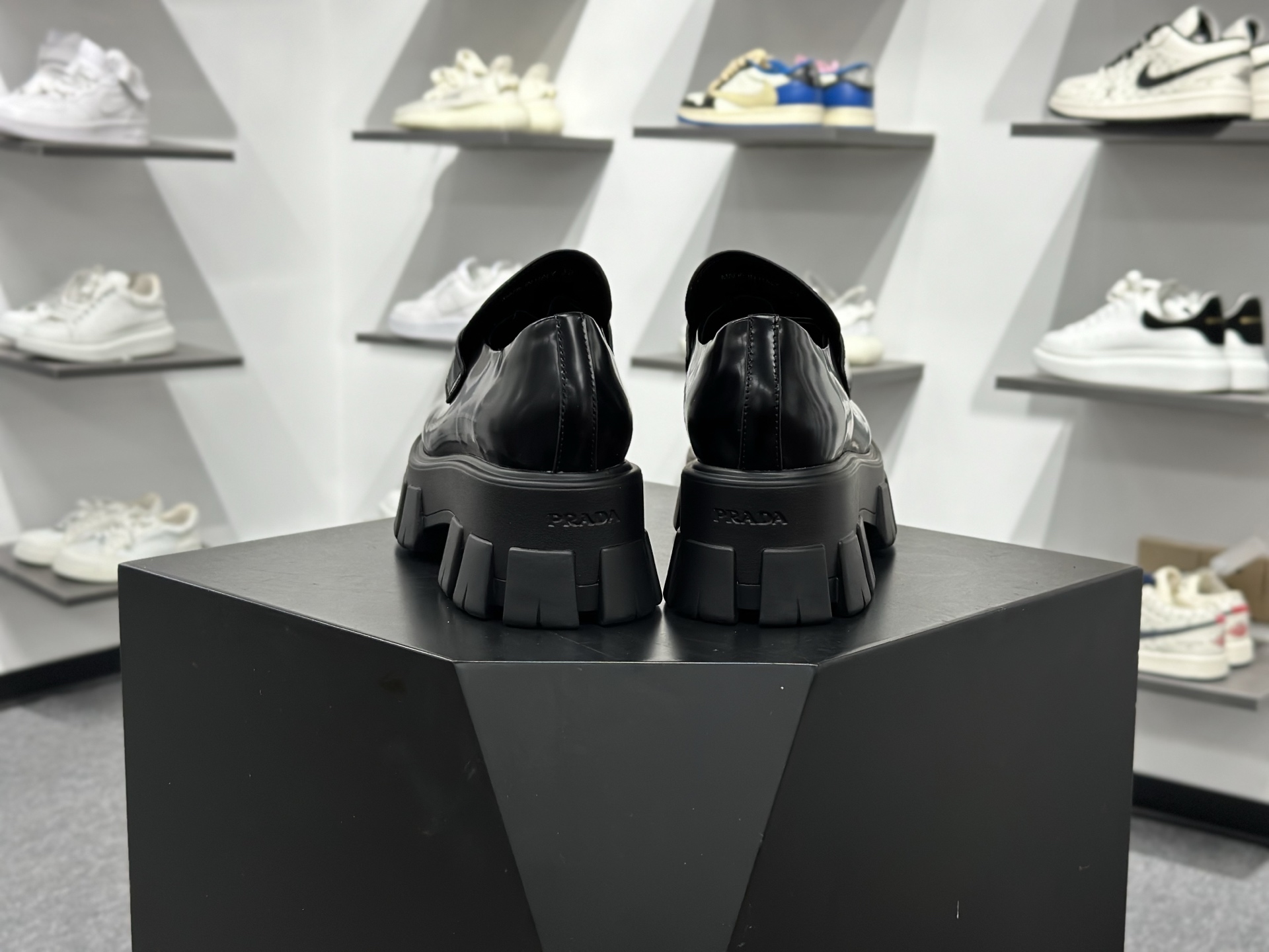 PRADA普拉达 Monolith 圆头套穿 乐福鞋 5.5cm 女款 黑色