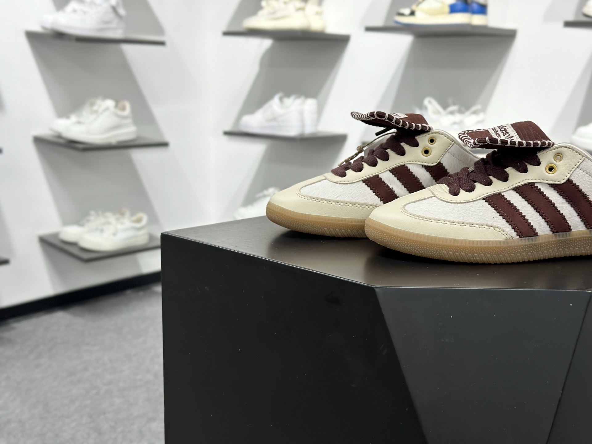 200 WALES BONNER x adidas originals Samba Pony Tonal 舒适 耐磨 低帮 板鞋 IE0586-Chinese UA Cheap High Quatity Brand Clothes Bags handbags Sneakers wholesale wholesaler seller from China Factory suppliers Fashion Clothing Shoes best Quality Beautiful Price 200 WALES BONNER x adidas originals Samba Pony Tonal 舒适 耐磨 低帮 板鞋 IE0586