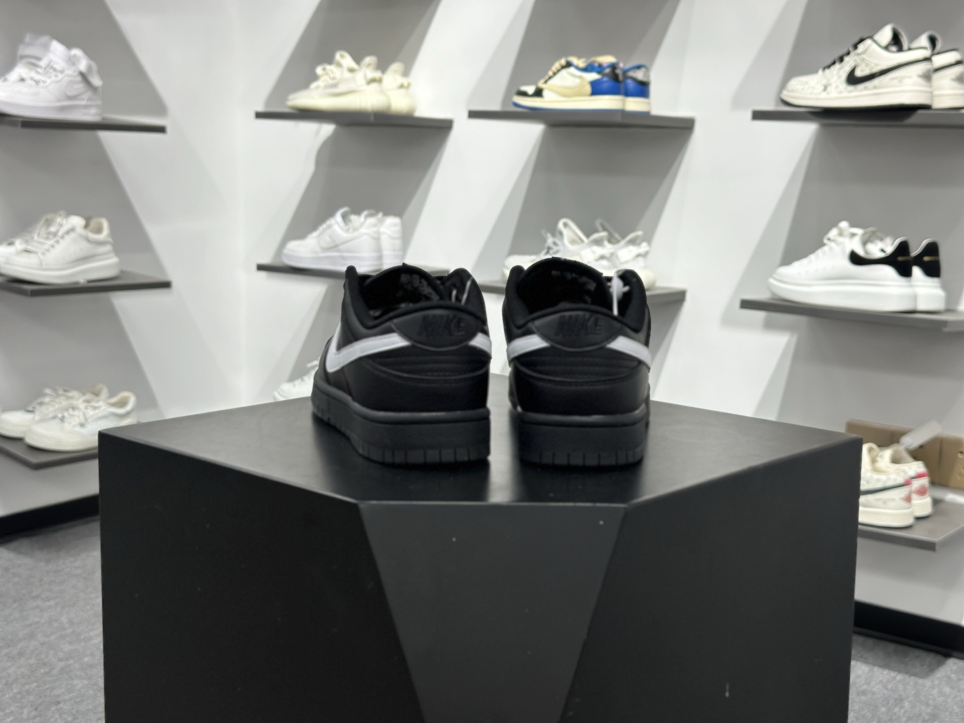 200 Nike SB Dunk Low 全黑白勾 低帮休闲板鞋 IO7606-010-Chinese UA Cheap High Quatity Brand Clothes Bags handbags Sneakers wholesale wholesaler seller from China Factory suppliers Fashion Clothing Shoes best Quality Beautiful Price 200 Nike SB Dunk Low 全黑白勾 低帮休闲板鞋 IO7606-010
