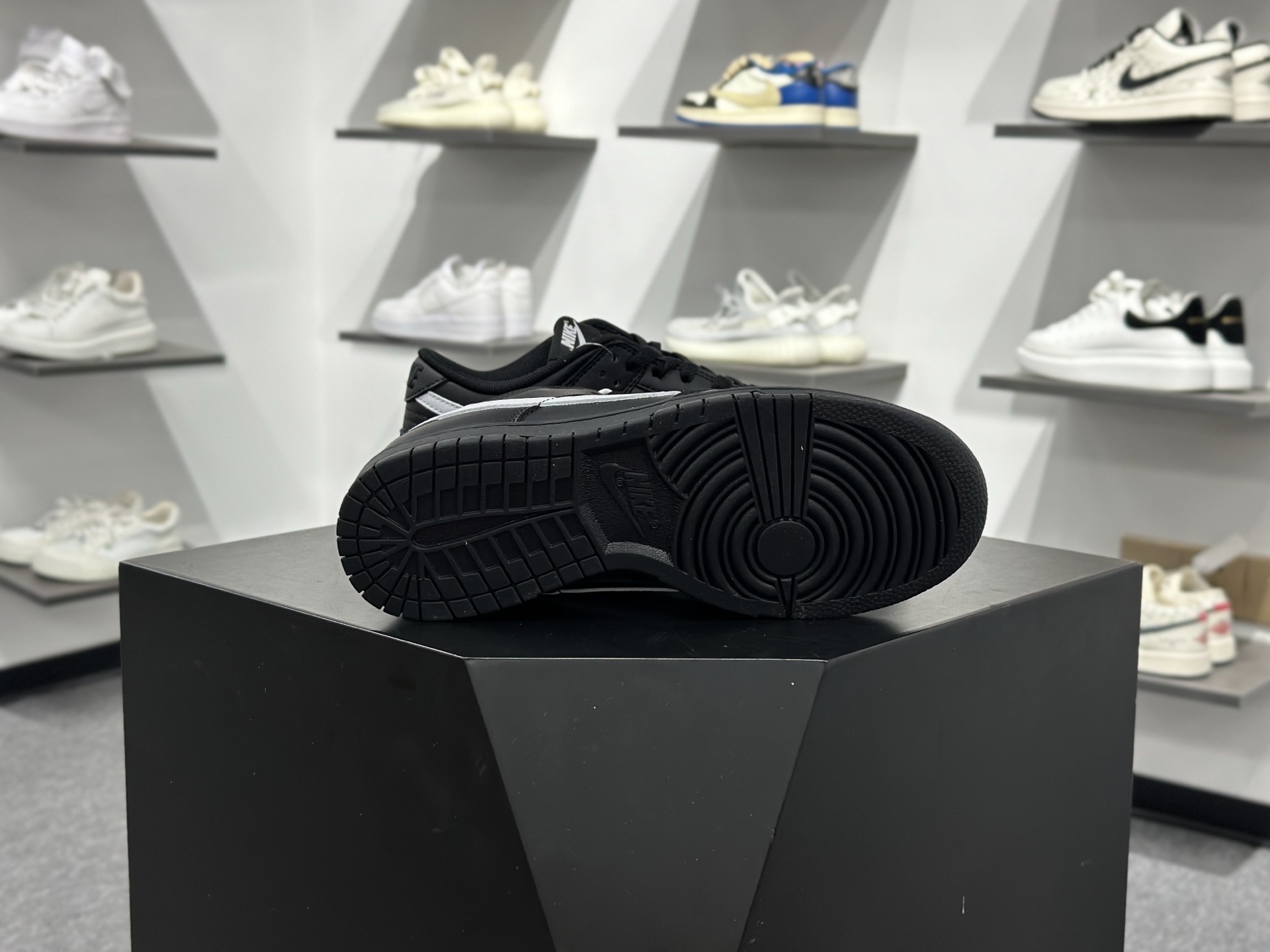 200 Nike SB Dunk Low 全黑白勾 低帮休闲板鞋 IO7606-010-Chinese UA Cheap High Quatity Brand Clothes Bags handbags Sneakers wholesale wholesaler seller from China Factory suppliers Fashion Clothing Shoes best Quality Beautiful Price 200 Nike SB Dunk Low 全黑白勾 低帮休闲板鞋 IO7606-010