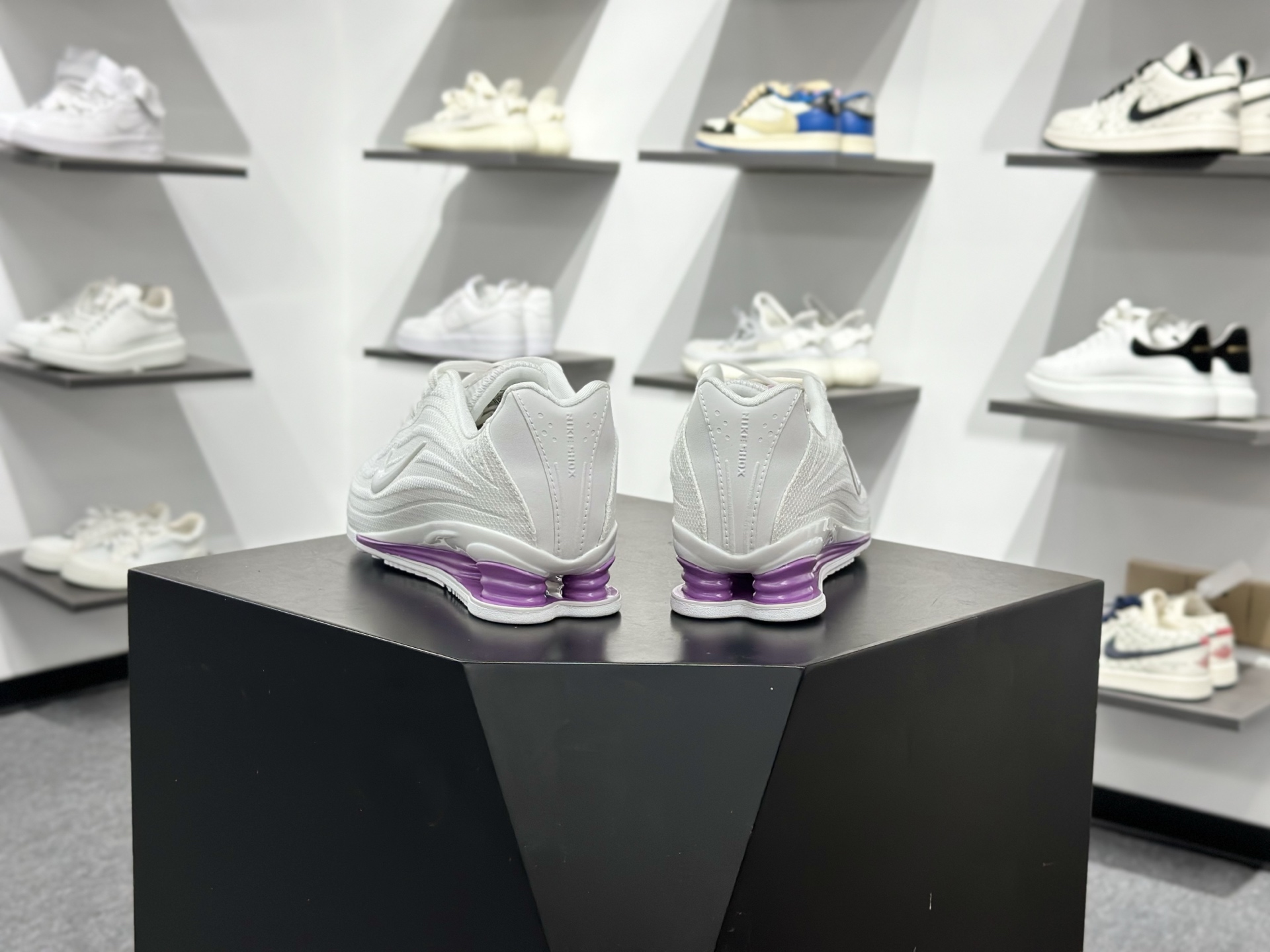 180 Nike Shox Z 耐克专利弹簧气柱跑步鞋 HQ7540-101-Chinese UA Cheap High Quatity Brand Clothes Bags handbags Sneakers wholesale wholesaler seller from China Factory suppliers Fashion Clothing Shoes best Quality Beautiful Price 180 Nike Shox Z 耐克专利弹簧气柱跑步鞋 HQ7540-101