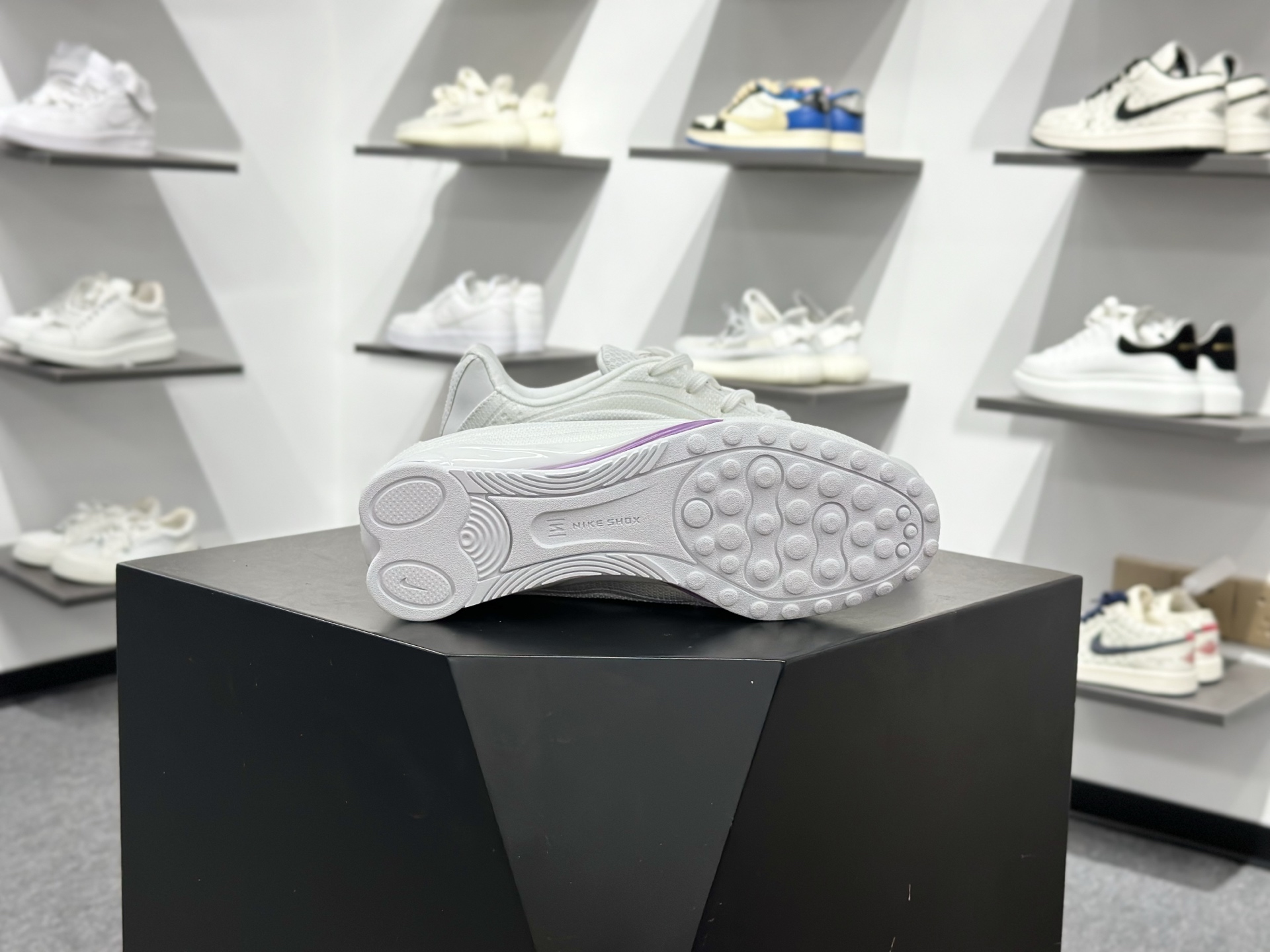 180 Nike Shox Z 耐克专利弹簧气柱跑步鞋 HQ7540-101-Chinese UA Cheap High Quatity Brand Clothes Bags handbags Sneakers wholesale wholesaler seller from China Factory suppliers Fashion Clothing Shoes best Quality Beautiful Price 180 Nike Shox Z 耐克专利弹簧气柱跑步鞋 HQ7540-101