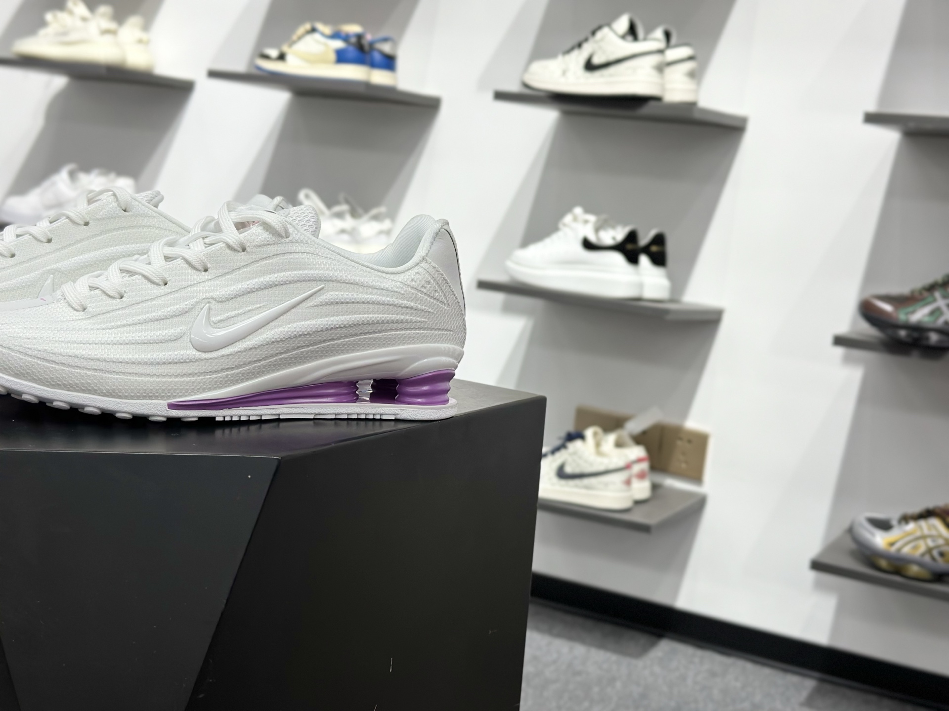 180 Nike Shox Z 耐克专利弹簧气柱跑步鞋 HQ7540-101-Chinese UA Cheap High Quatity Brand Clothes Bags handbags Sneakers wholesale wholesaler seller from China Factory suppliers Fashion Clothing Shoes best Quality Beautiful Price 180 Nike Shox Z 耐克专利弹簧气柱跑步鞋 HQ7540-101